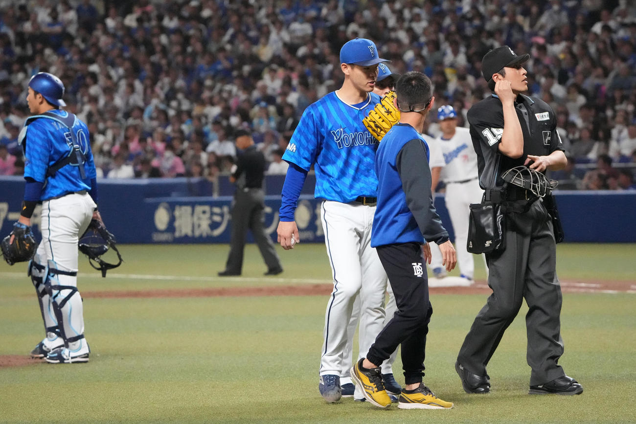 中日対DeNA 7回裏中日無死一、二塁、治療のためベンチへ戻る中川颯（左から2人目）（撮影・森本幸一）