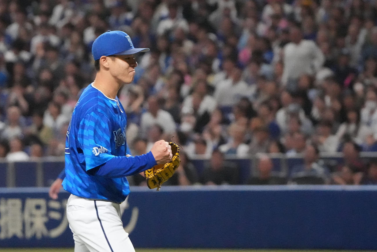 中日対DeNA 6回裏中日2死一、三塁、カリステを遊ゴロに仕留めこぶしを握る中川颯（撮影・森本幸一）
