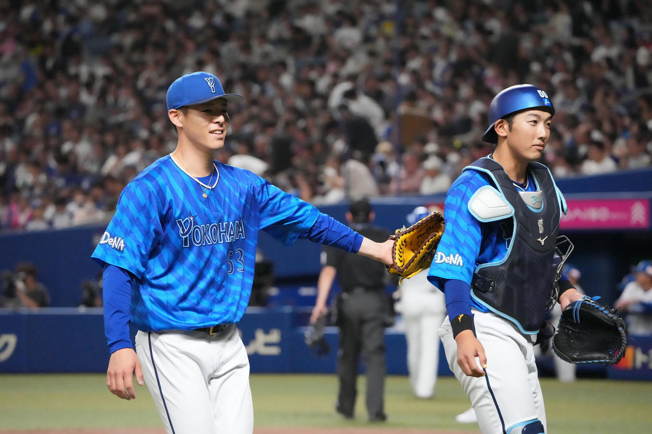 中日対DeNA 4回終了、山本とタッチを交わしベンチへ戻る中川颯（左）（撮影・森本幸一）