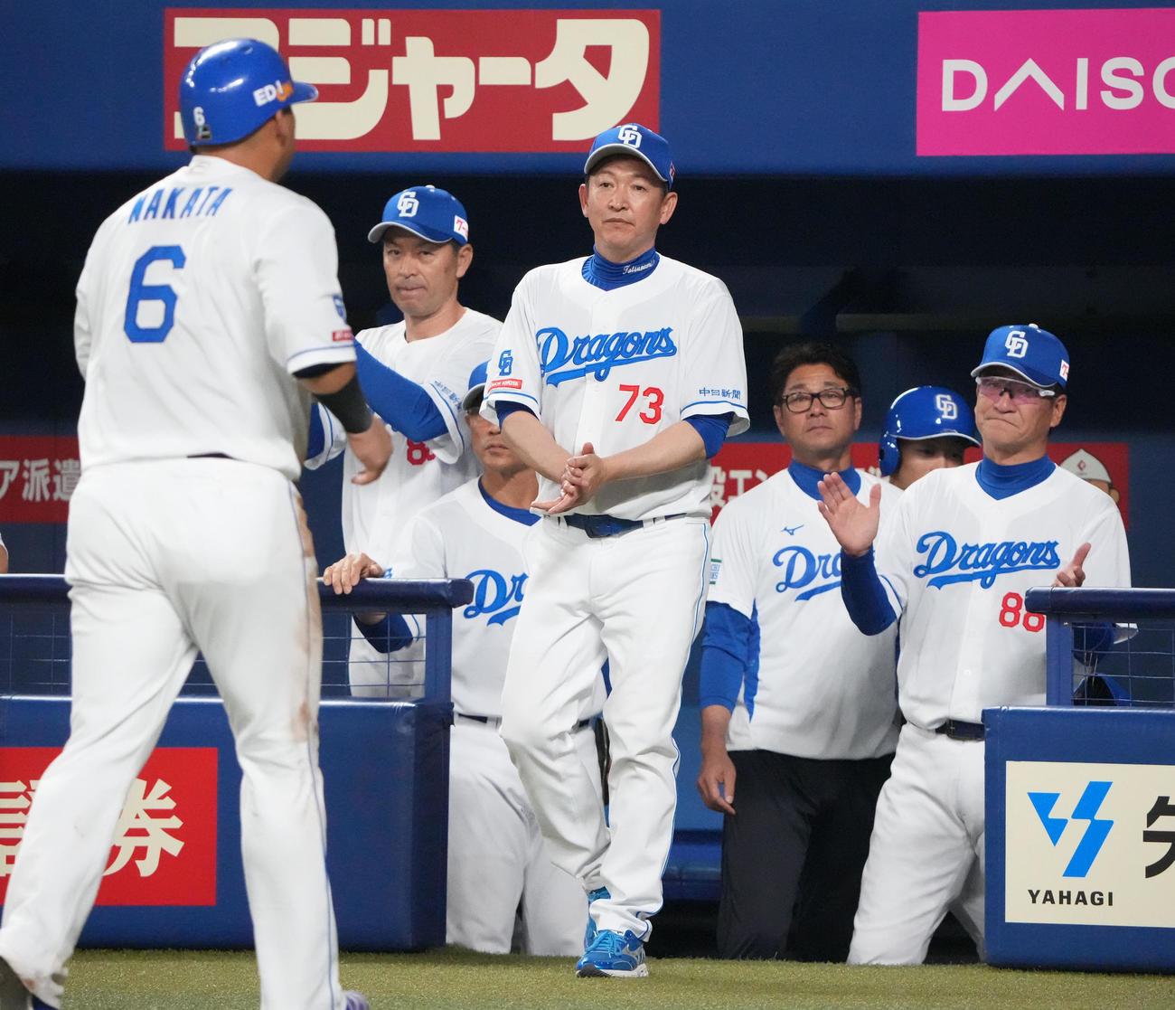 中日対DeNA 7回裏中日2死一、二塁、村松の右前適時打で生還した中田を迎える立浪監督（中央）（撮影・森本幸一）