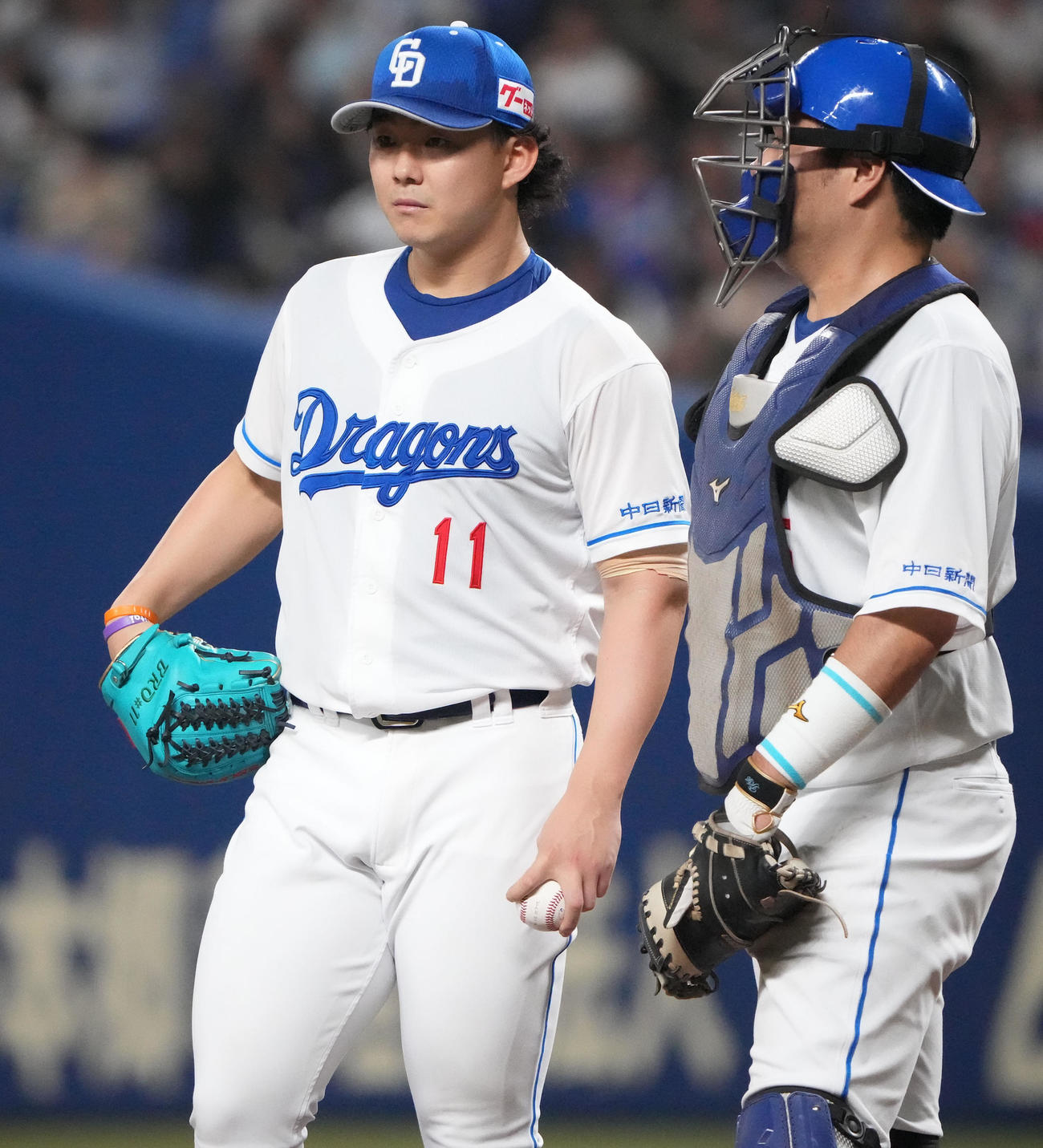 中日対DeNA 5回表DeNA無死一、三塁、木下と言葉を交わす小笠原（左）（撮影・森本幸一）