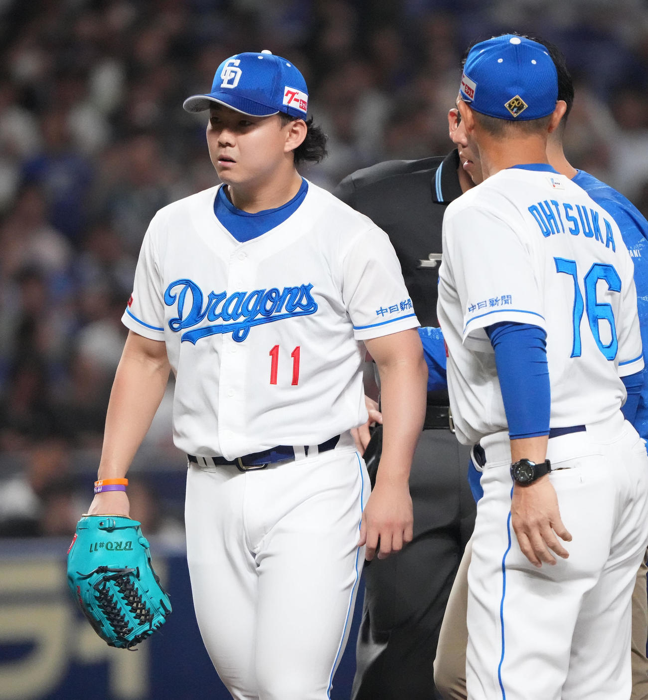 中日対DeNA 1回表DeNA2死一塁、牧の打球を左腕に当て治療のためベンチへ戻る小笠原（左）（撮影・森本幸一）
