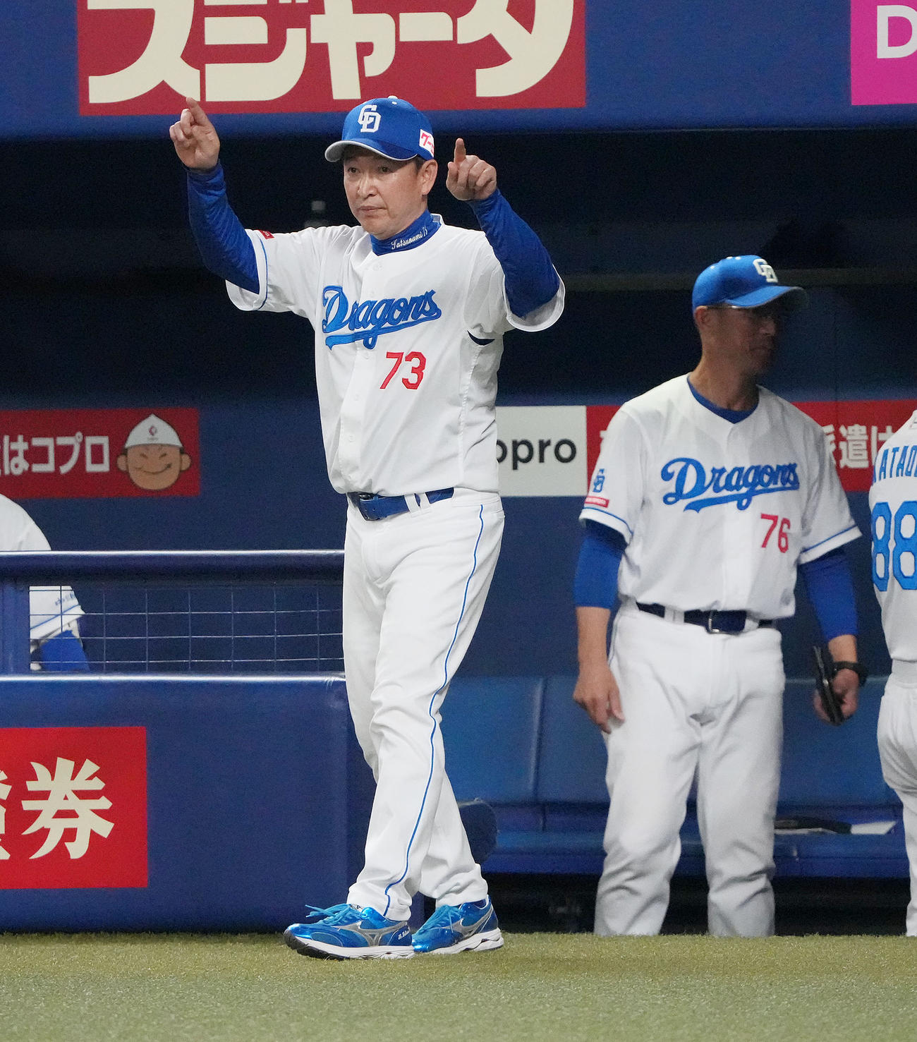 中日対DeNA 6回裏中日無死一、二塁、岡林の一塁アウトの判定にリクエストをする立浪監督（左）（撮影・森本幸一）