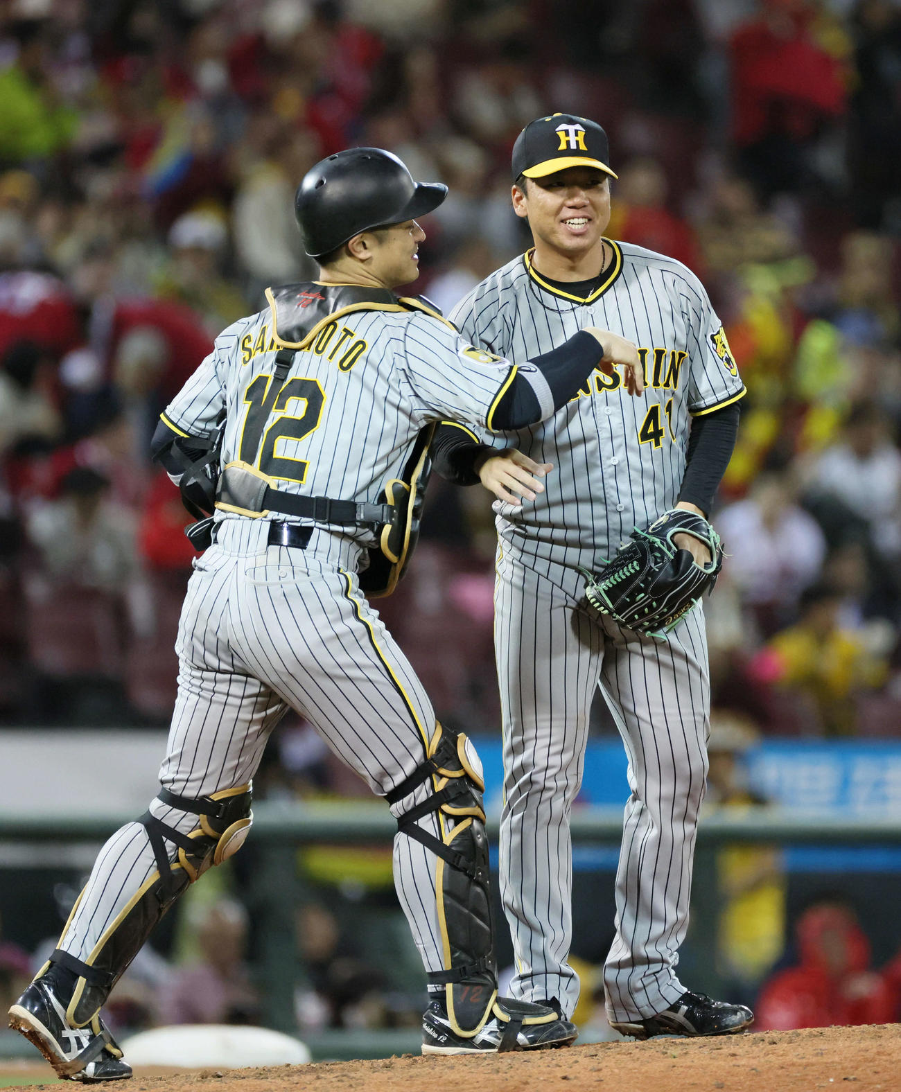 広島対阪神　完投勝利を祝う村上（右）と坂本（撮影・加藤孝規）
