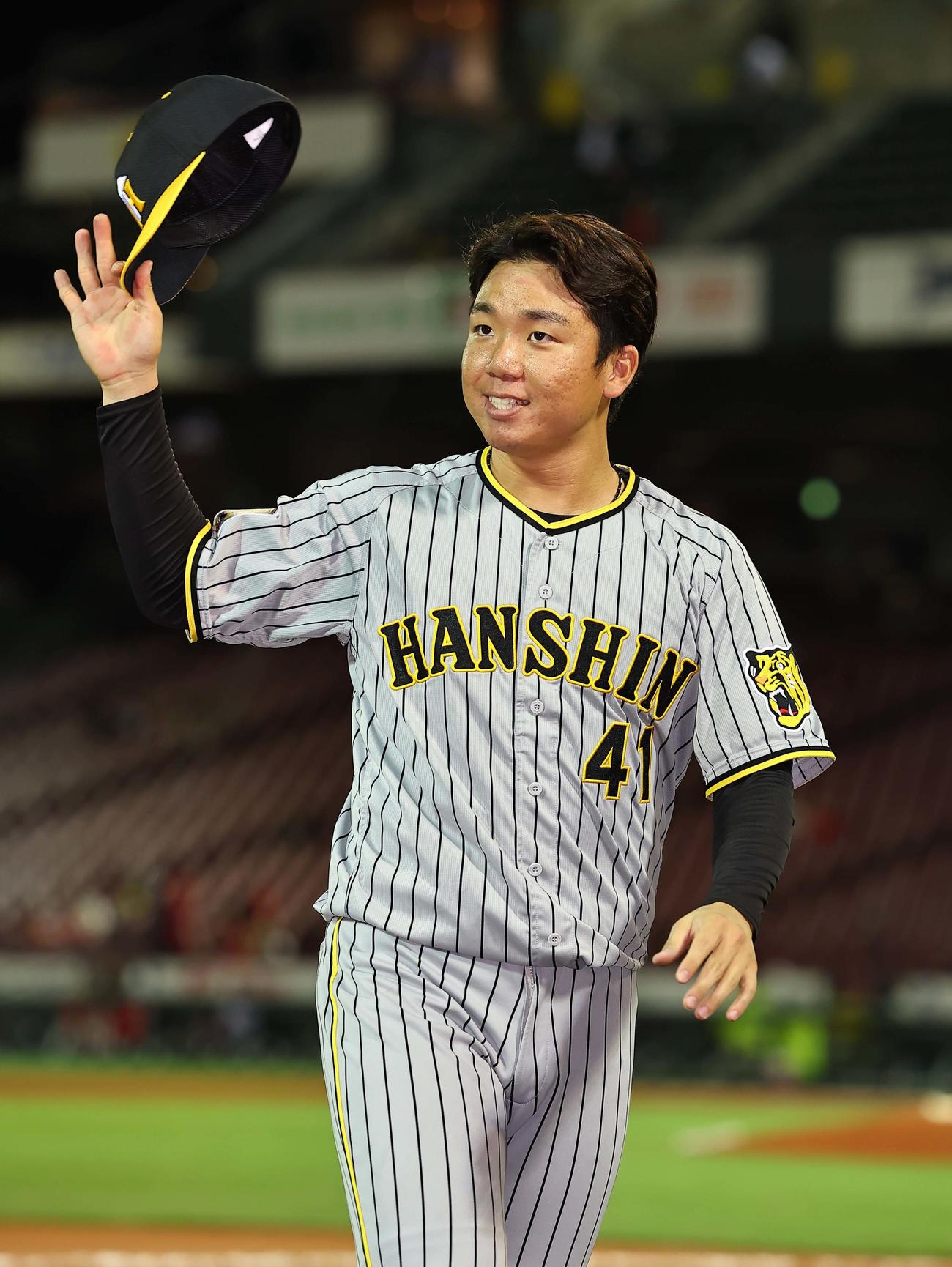 広島対阪神　ヒーローインタビューを終えた村上はファンの歓声に帽子を上げて応える（撮影・上田博志）