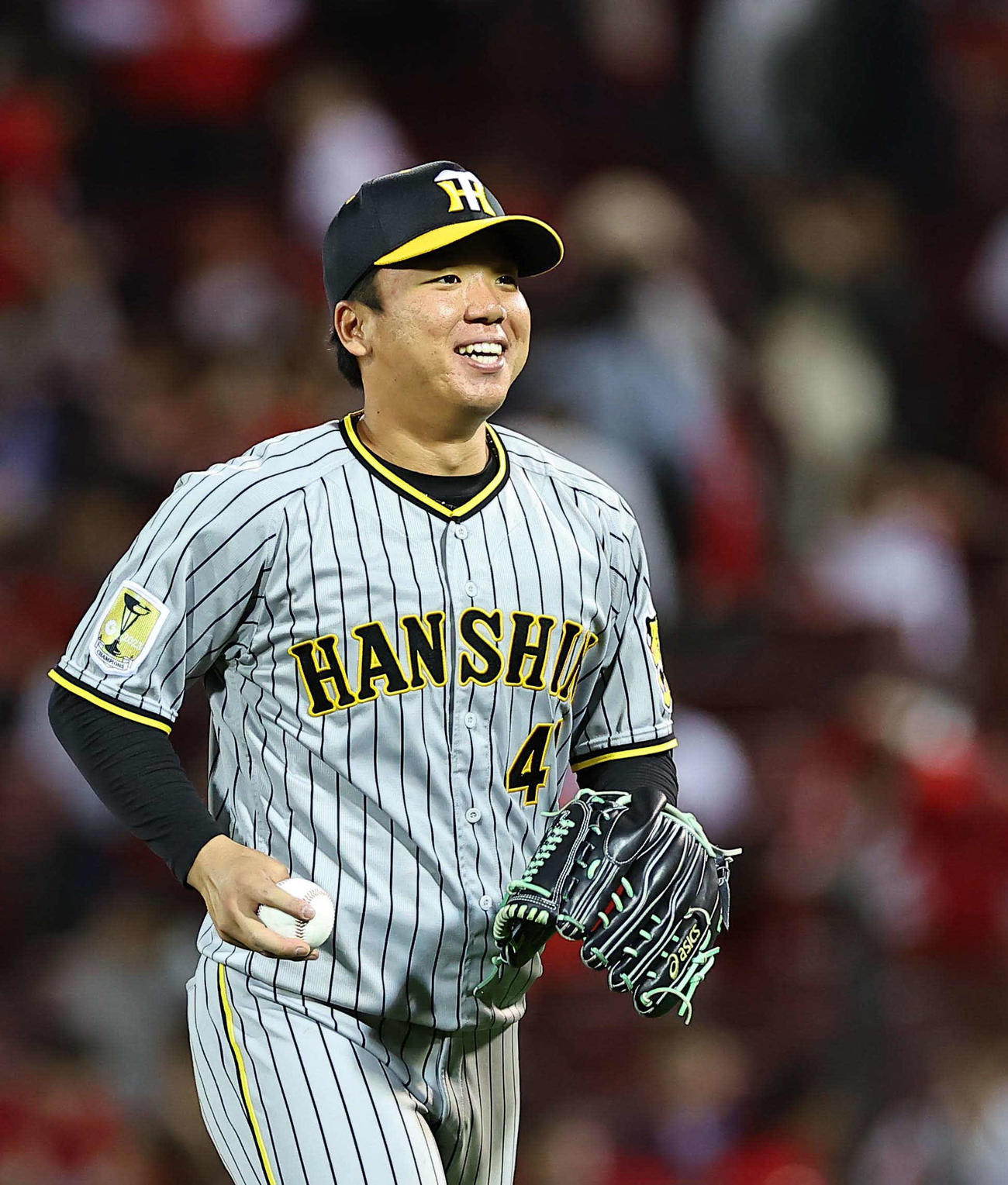 広島対阪神　勝利球を手に笑顔を見せる村上（撮影・上田博志）
