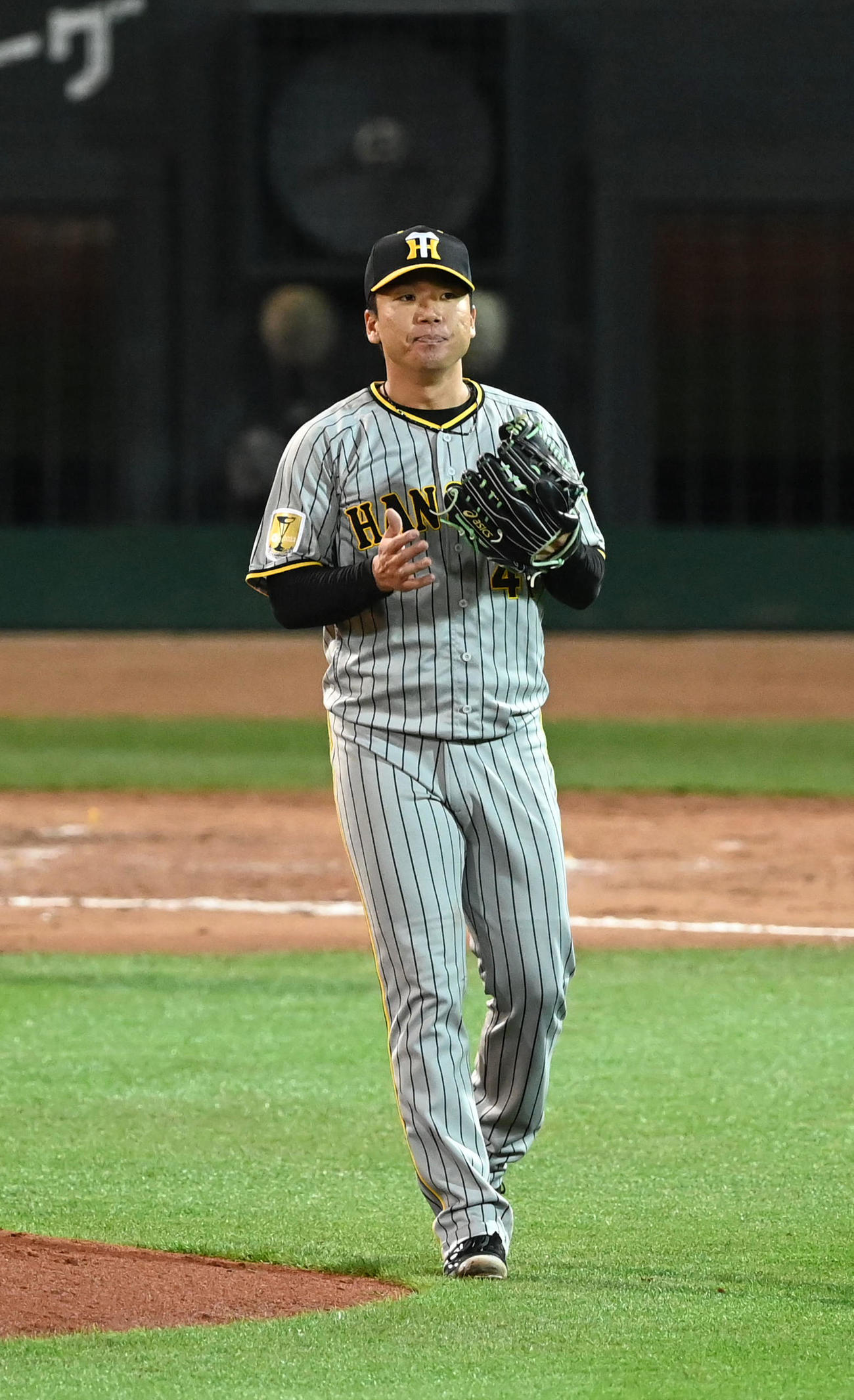 広島対阪神　広島に完投勝利、喜ぶ村上（撮影・前岡正明）