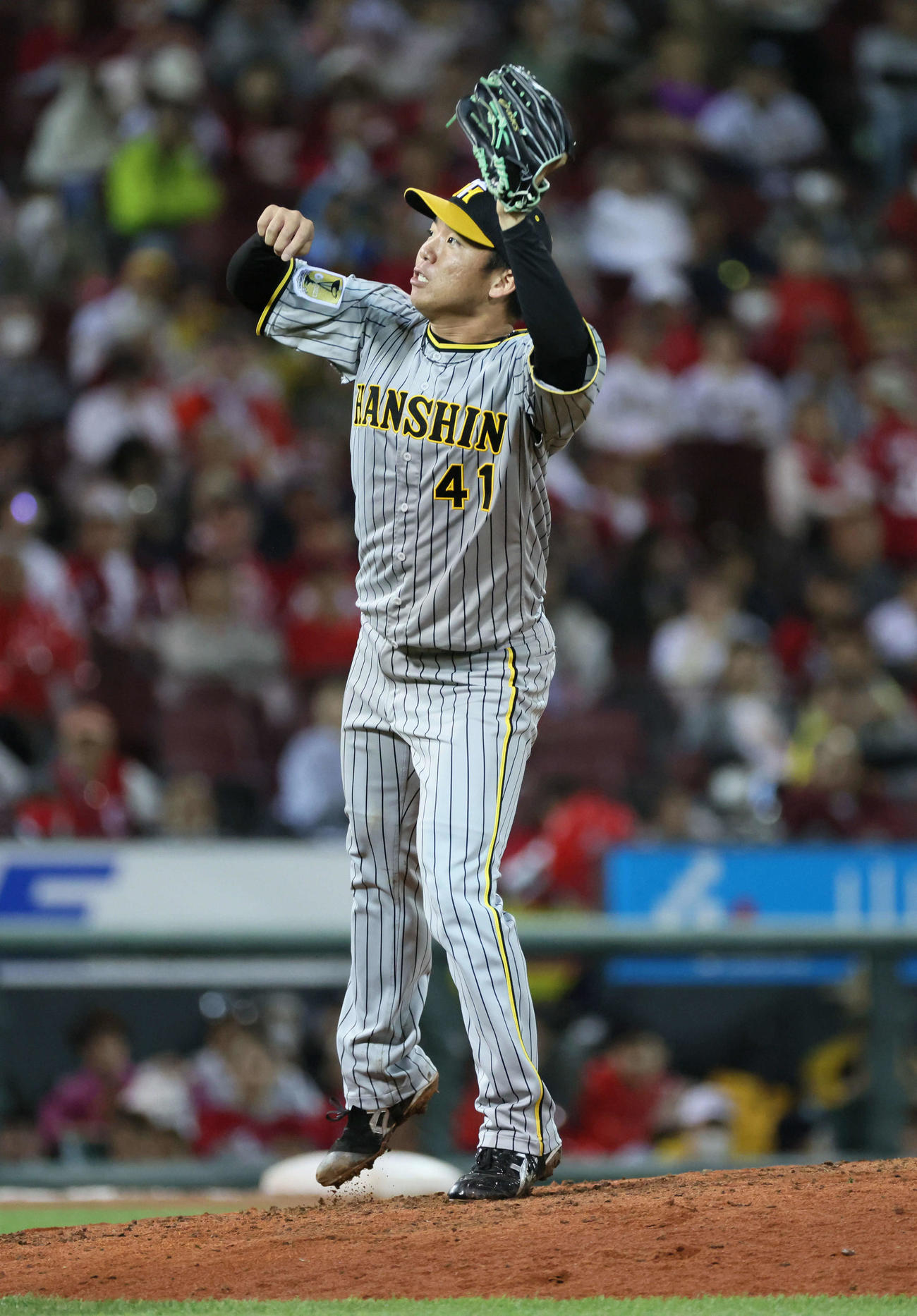 広島対阪神　8回裏広島2死、小園の打球にジャンプする村上（撮影・加藤孝規）
