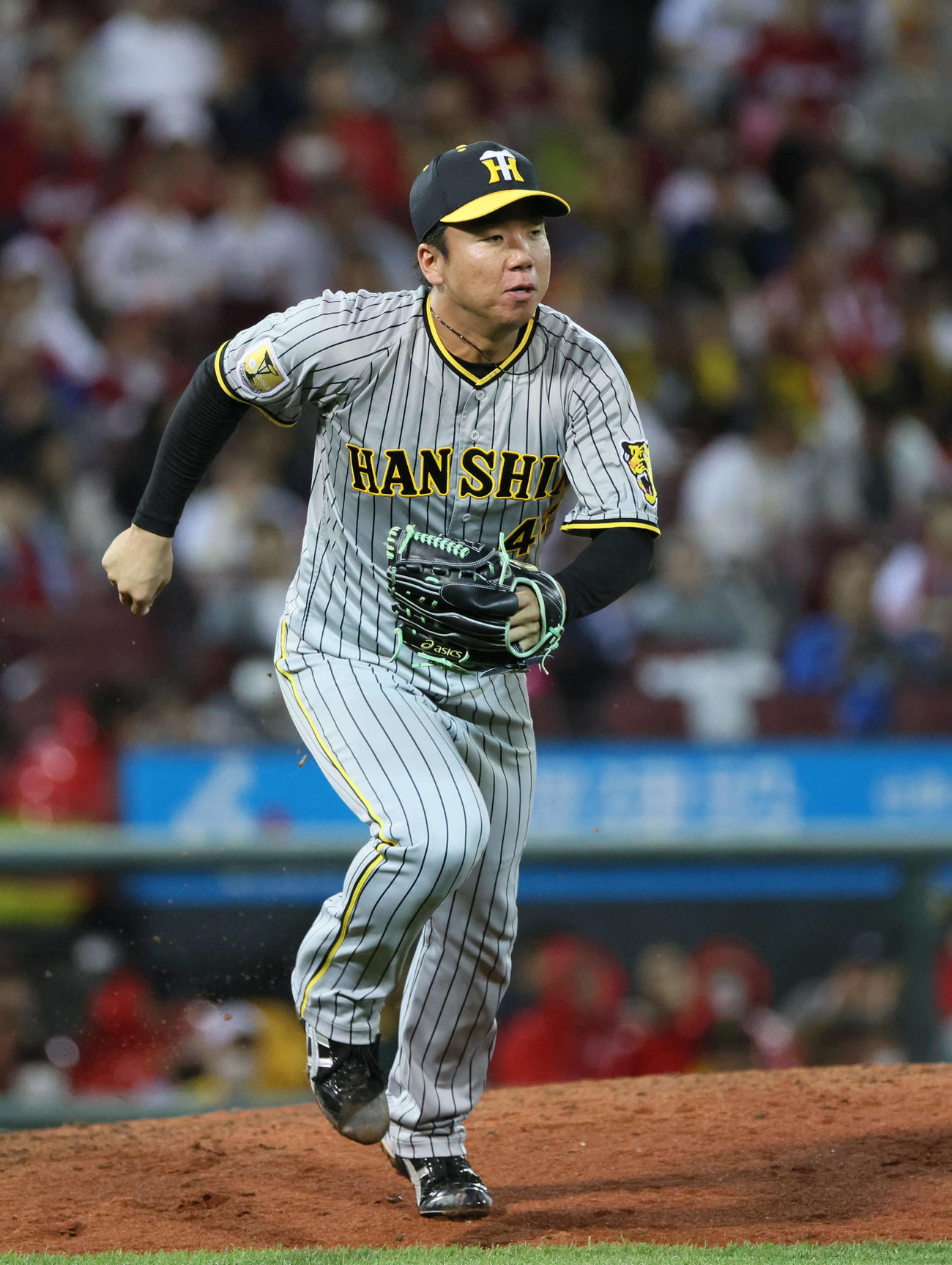 広島対阪神　8回裏広島1死、野間の内野ゴロでベースカバーに向かう村上（撮影・加藤孝規）