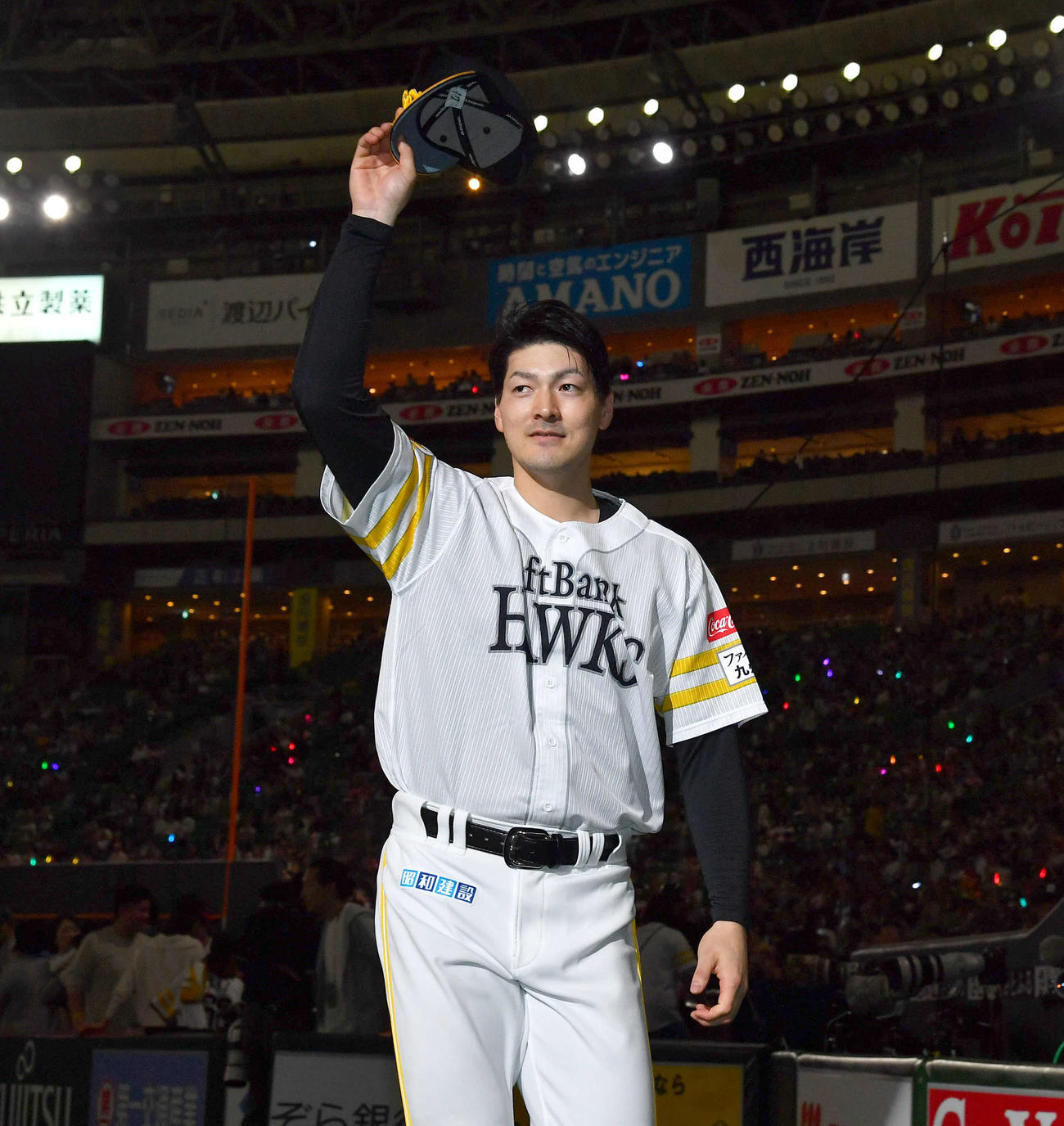 ソフトバンク対楽天　楽天に勝利し、3勝目を挙げた有原は帽子を掲げてグラウンドを一周する（撮影・岩下翔太）