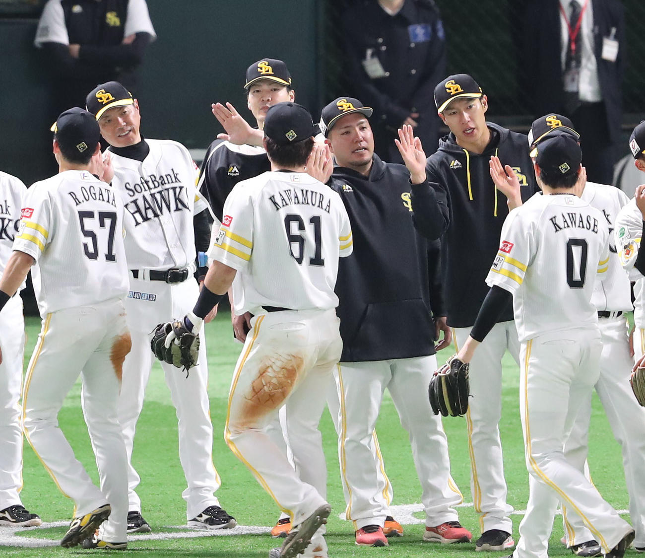 ソフトバンク対楽天　ナインをハイタッチで出迎える左から小久保監督、有原、山川、柳田（撮影・梅根麻紀）