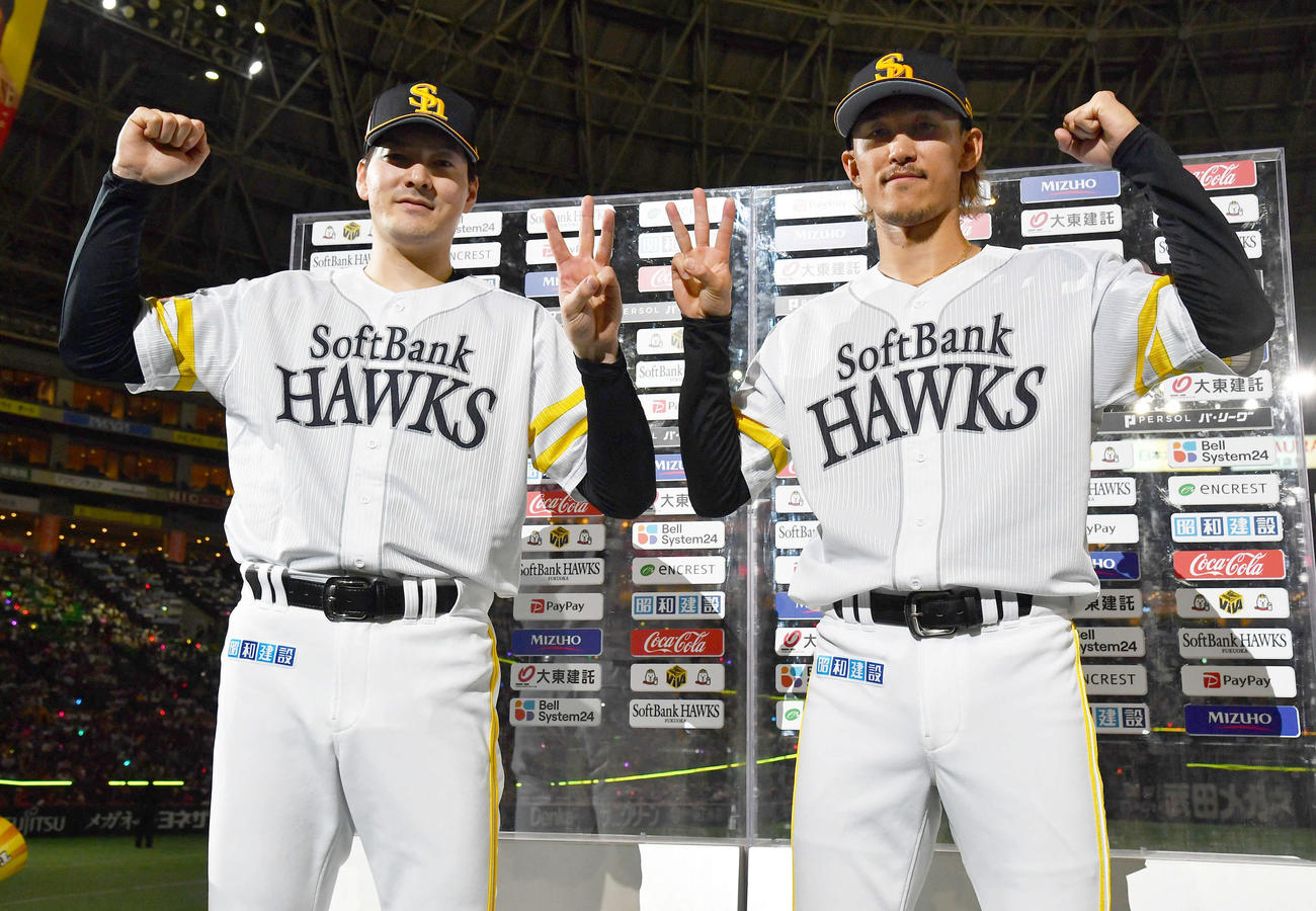 ソフトバンク対楽天　楽天に勝利し、3勝目を挙げた有原（左）と3安打3打点の三森は指で3をつくる（撮影・岩下翔太）