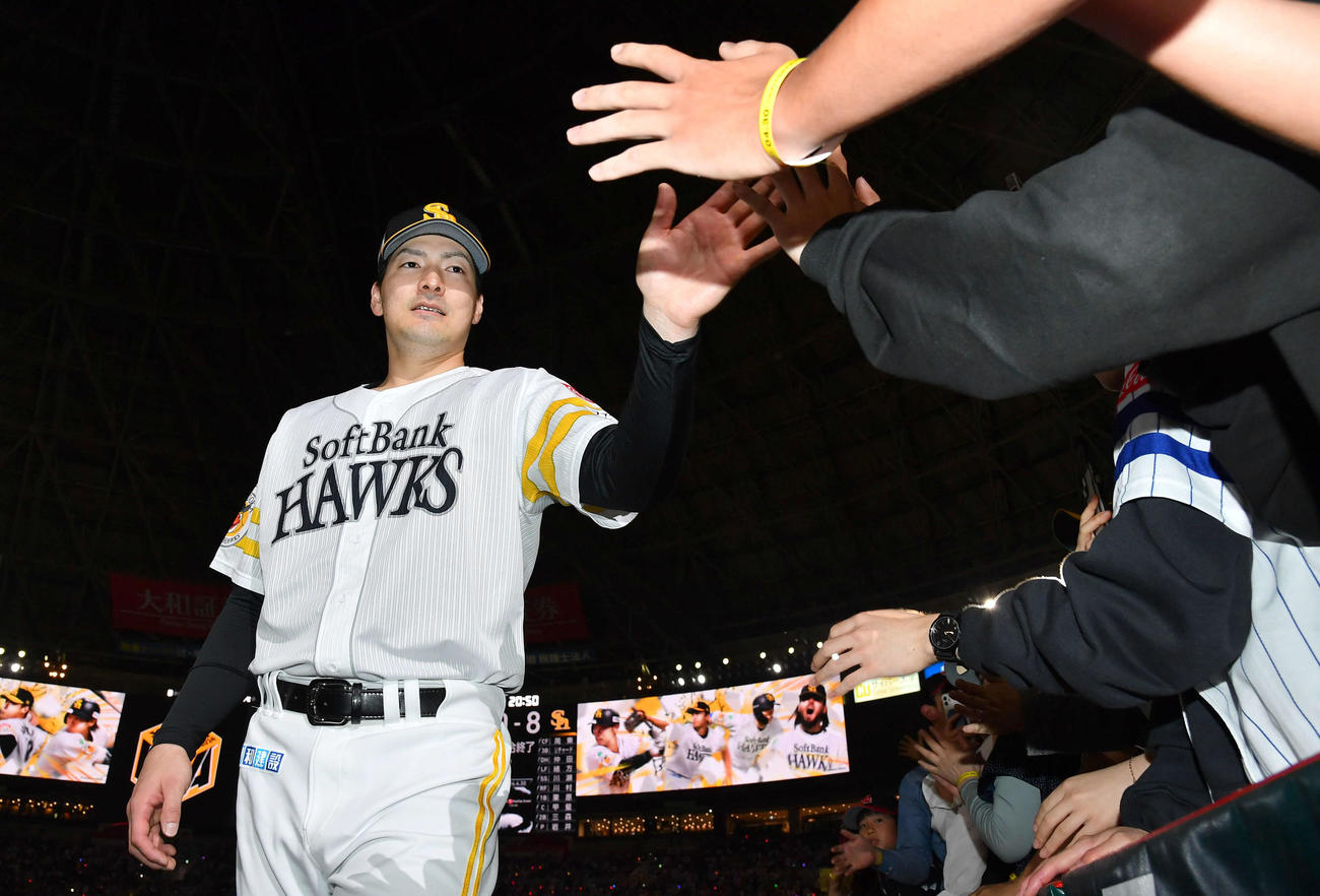 ソフトバンク対楽天　楽天に勝利し、3勝目を挙げた有原はファンとハイタッチ（撮影・岩下翔太）