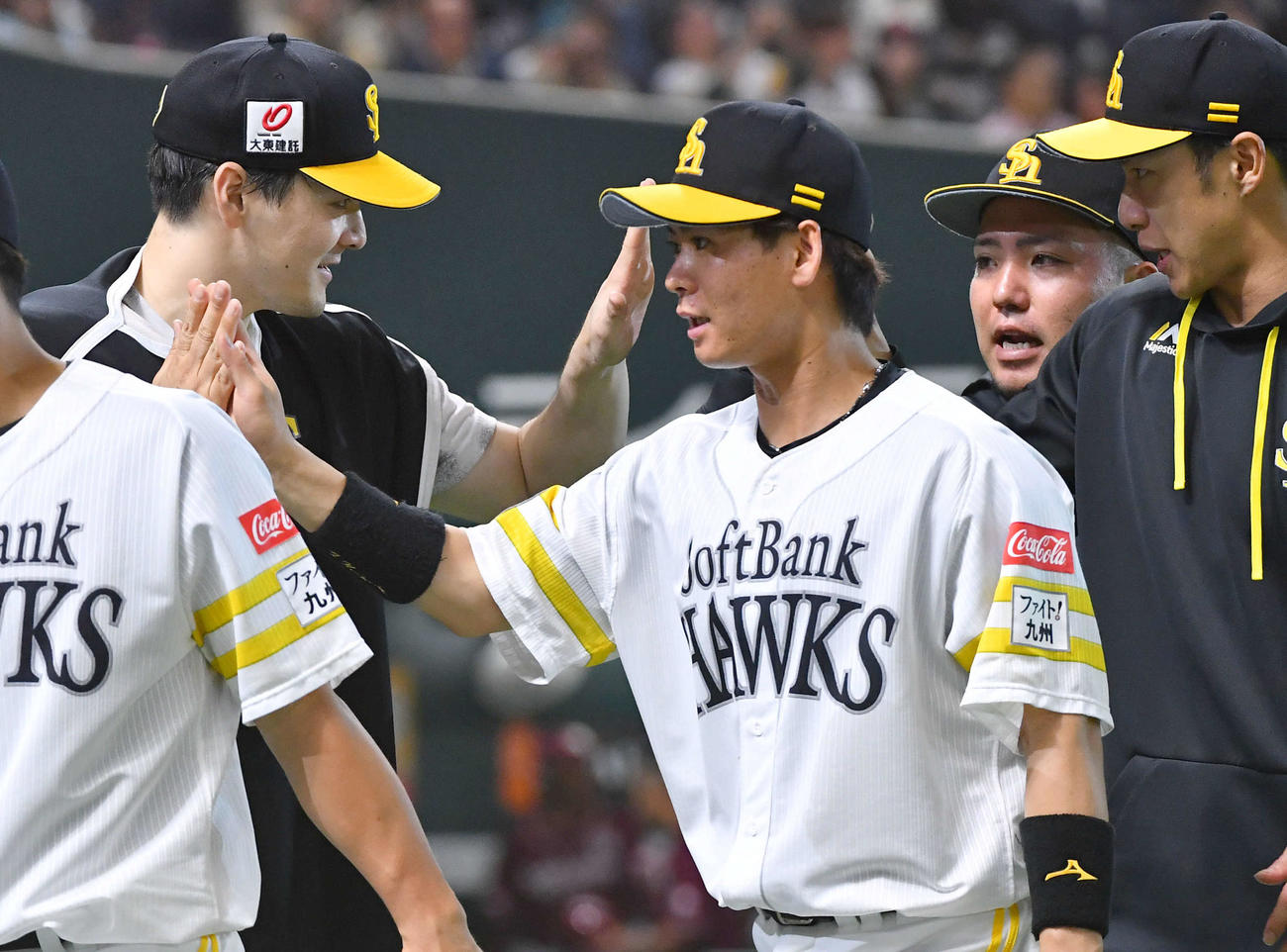 ソフトバンク対楽天　楽天に勝利し、右から柳田、山川、緒方とタッチを交わす有原（撮影・岩下翔太）