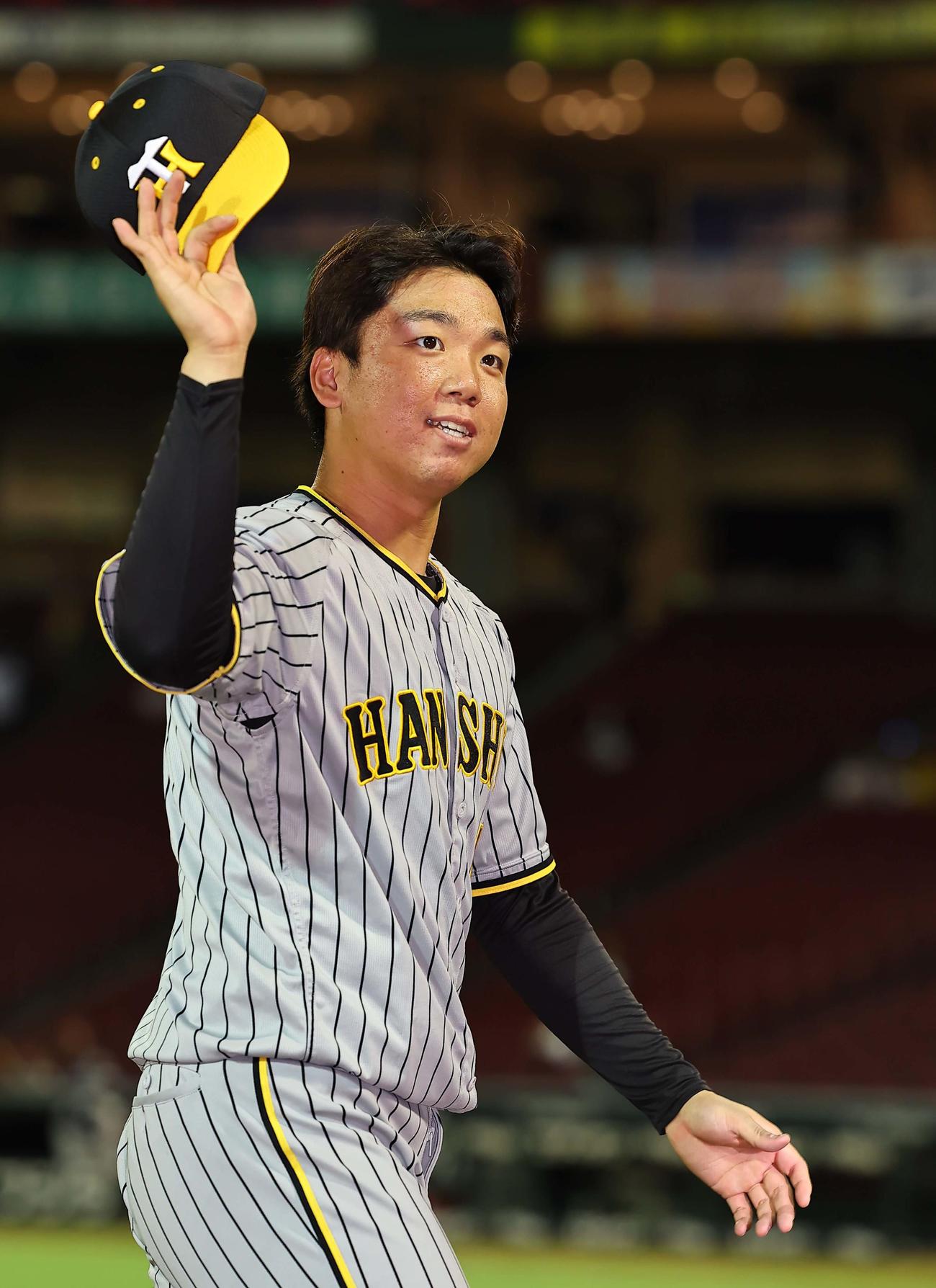 広島対阪神　ヒーローインタビューを終えた村上はファンの歓声に応える（撮影・上田博志）
