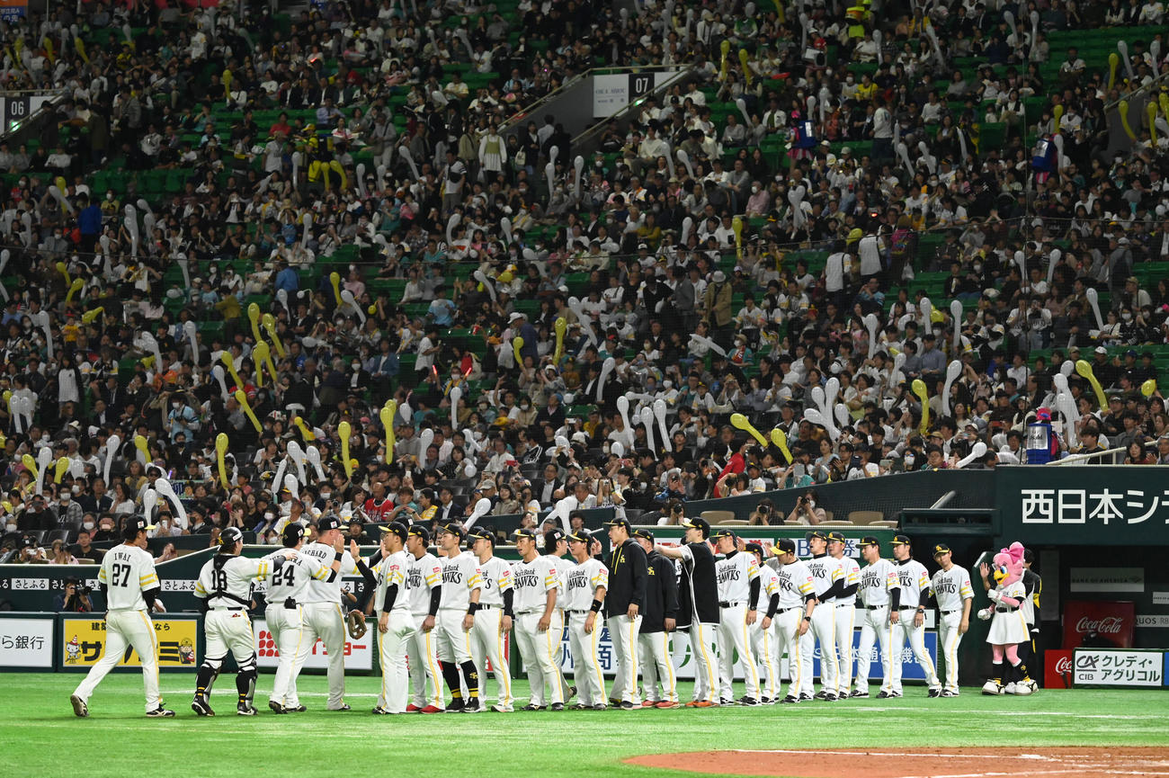 ソフトバンク対楽天　勝利を納め7連勝となったホークス（撮影・林敢治）
