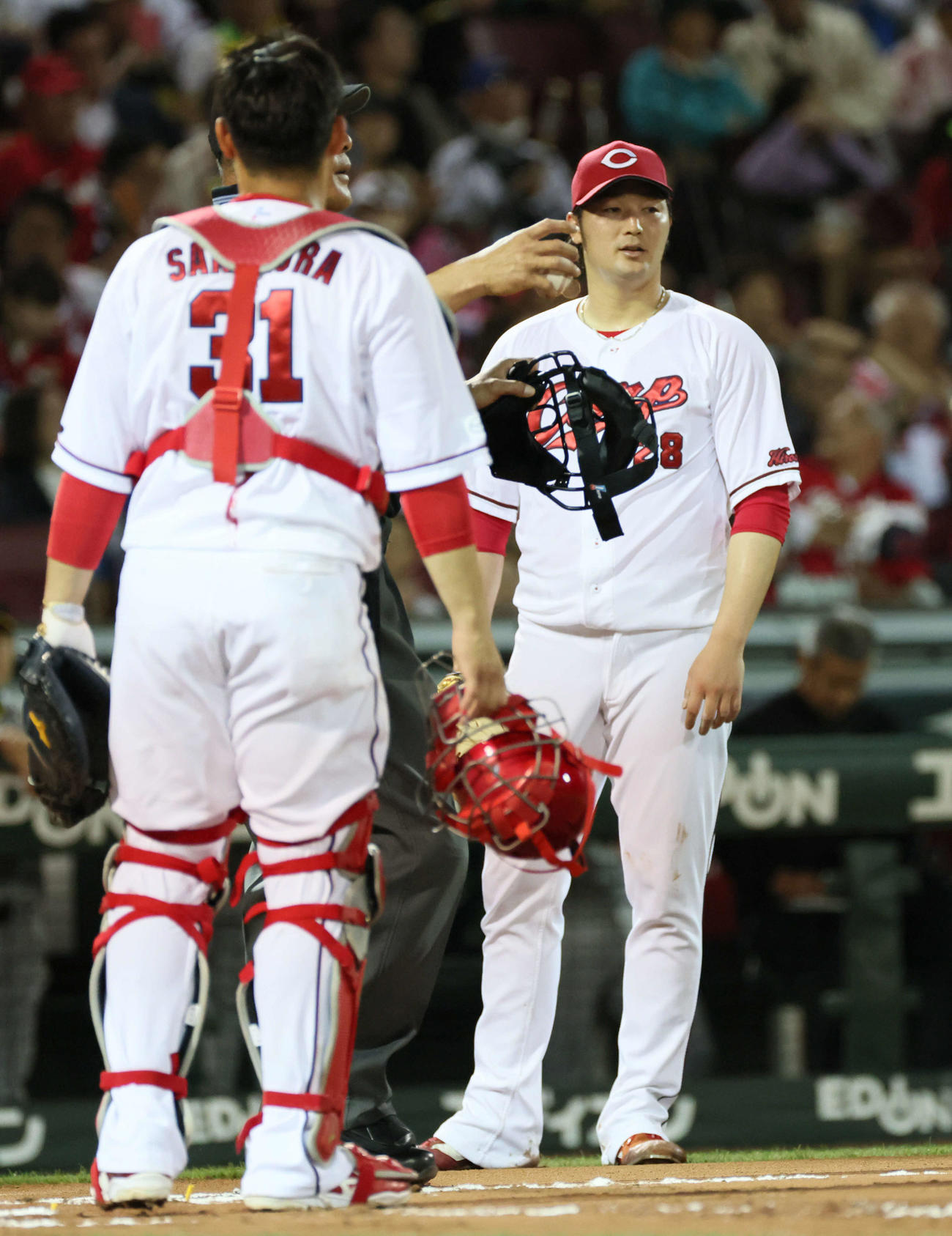 広島対阪神　6回表阪神1死一、三塁、坂本に右犠飛を浴びた床田（右）（撮影・加藤孝規）