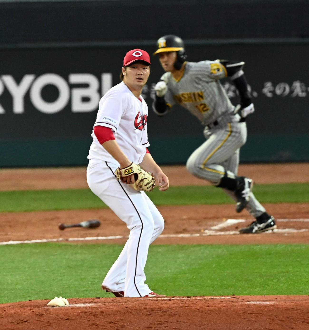 広島対阪神　2回表阪神2死二塁、坂本に中前適時打を打たれた床田（撮影・前岡正明）
