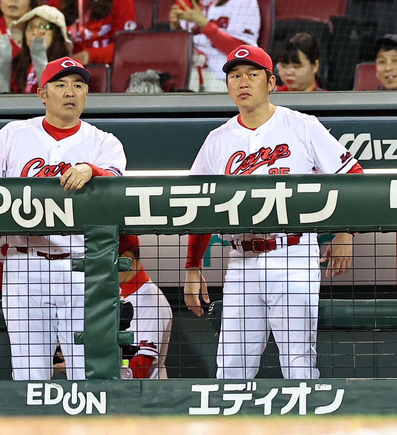 広島対阪神　阪神に大量リードを許す新井監督（右）は厳しい表情を見せる（撮影・上田博志）
