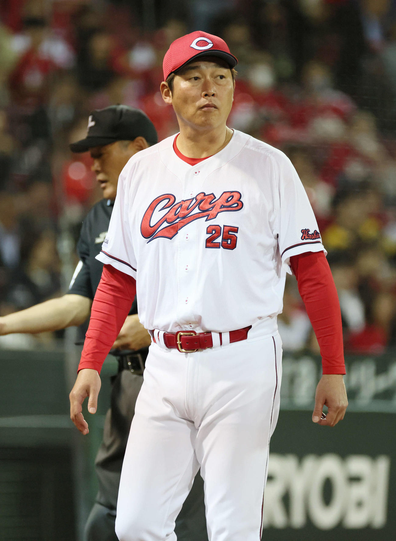 広島対阪神　7回表阪神2死一、三塁、投手の交代を告げる新井監督（撮影・加藤孝規）