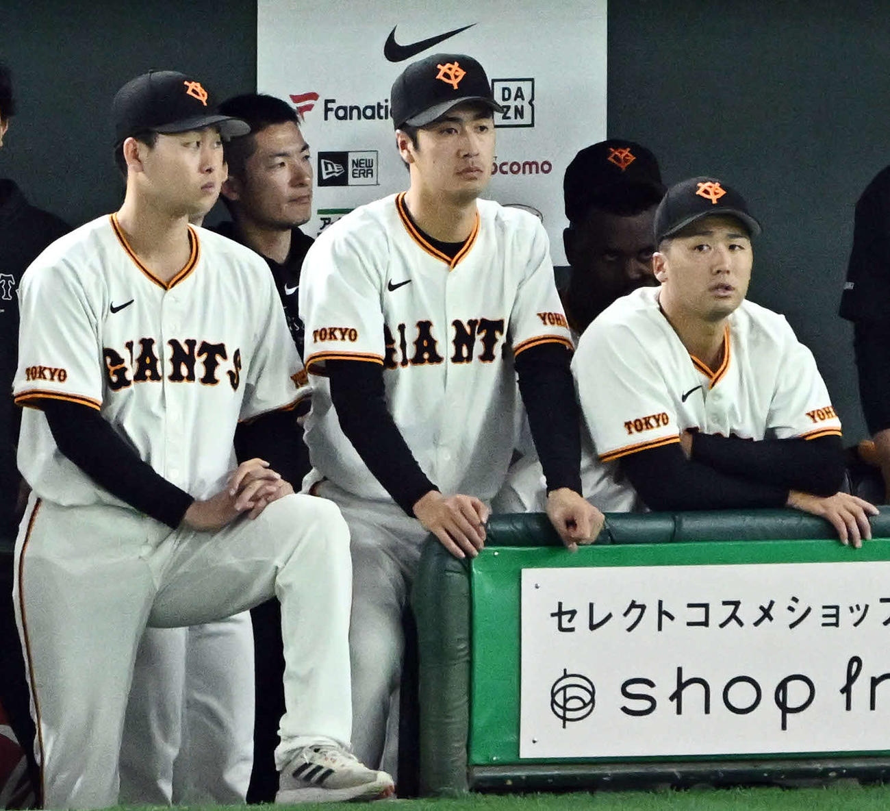 巨人対ヤクルト　9回裏、ベンチから戦況を見つめる巨人西舘（中央）ら（撮影・滝沢徹郎）