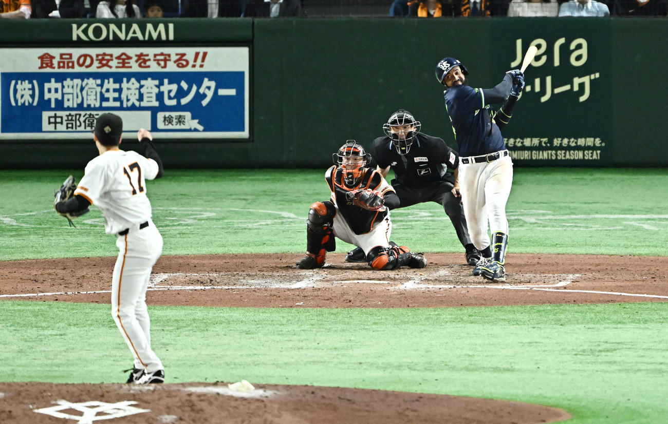 巨人対ヤクルト　7回表ヤクルト2死満塁、サンタナは右翼に2点適時打を放つ。投手西舘（撮影・滝沢徹郎）