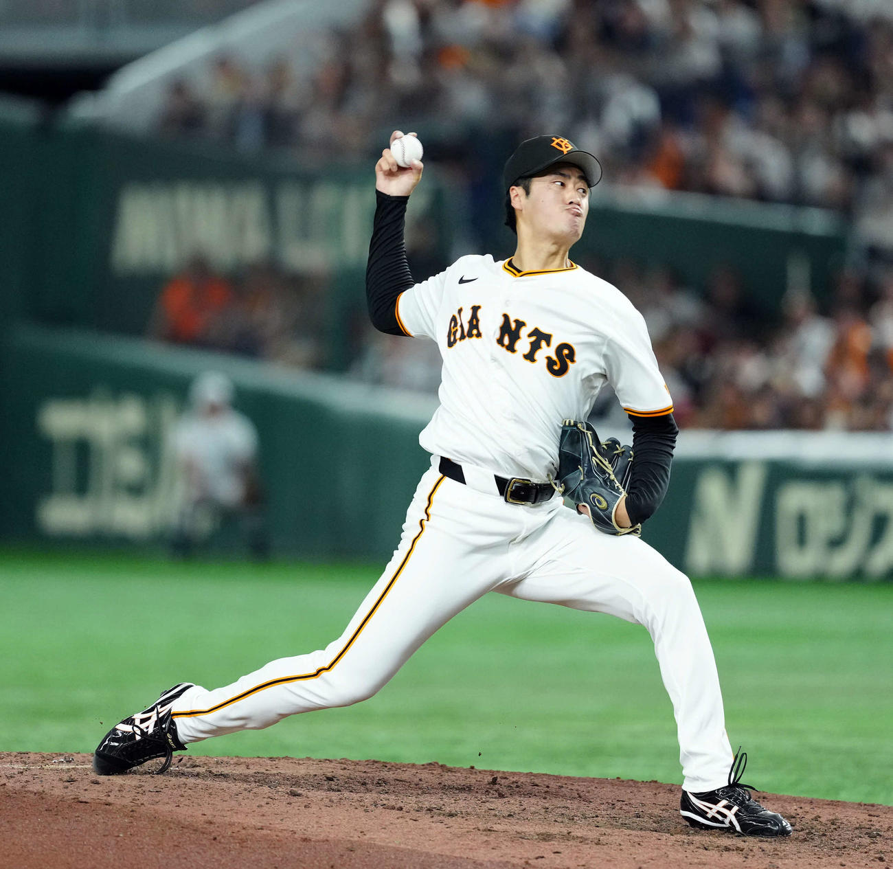 巨人対ヤクルト　7回からマウンドに上がった巨人西舘（撮影・たえ見朱実）