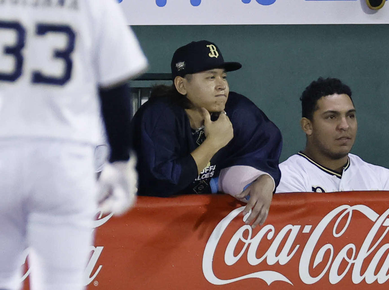 オリックス対ロッテ　ロッテに敗れ、ベンチで悔しそうな表情を見せるオリックス宮城（中央）（撮影・藤尾明華）