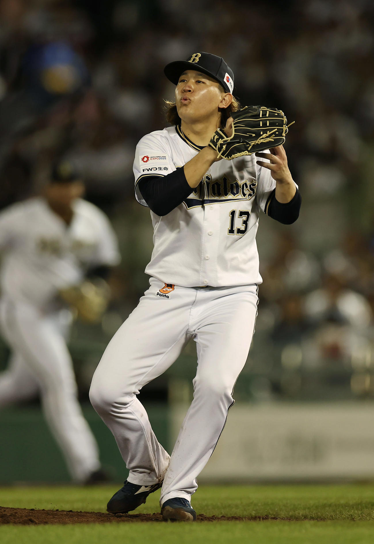オリックス対ロッテ　7回表ロッテ2死三塁、山口を投ゴロに仕留める宮城（撮影・前田充）
