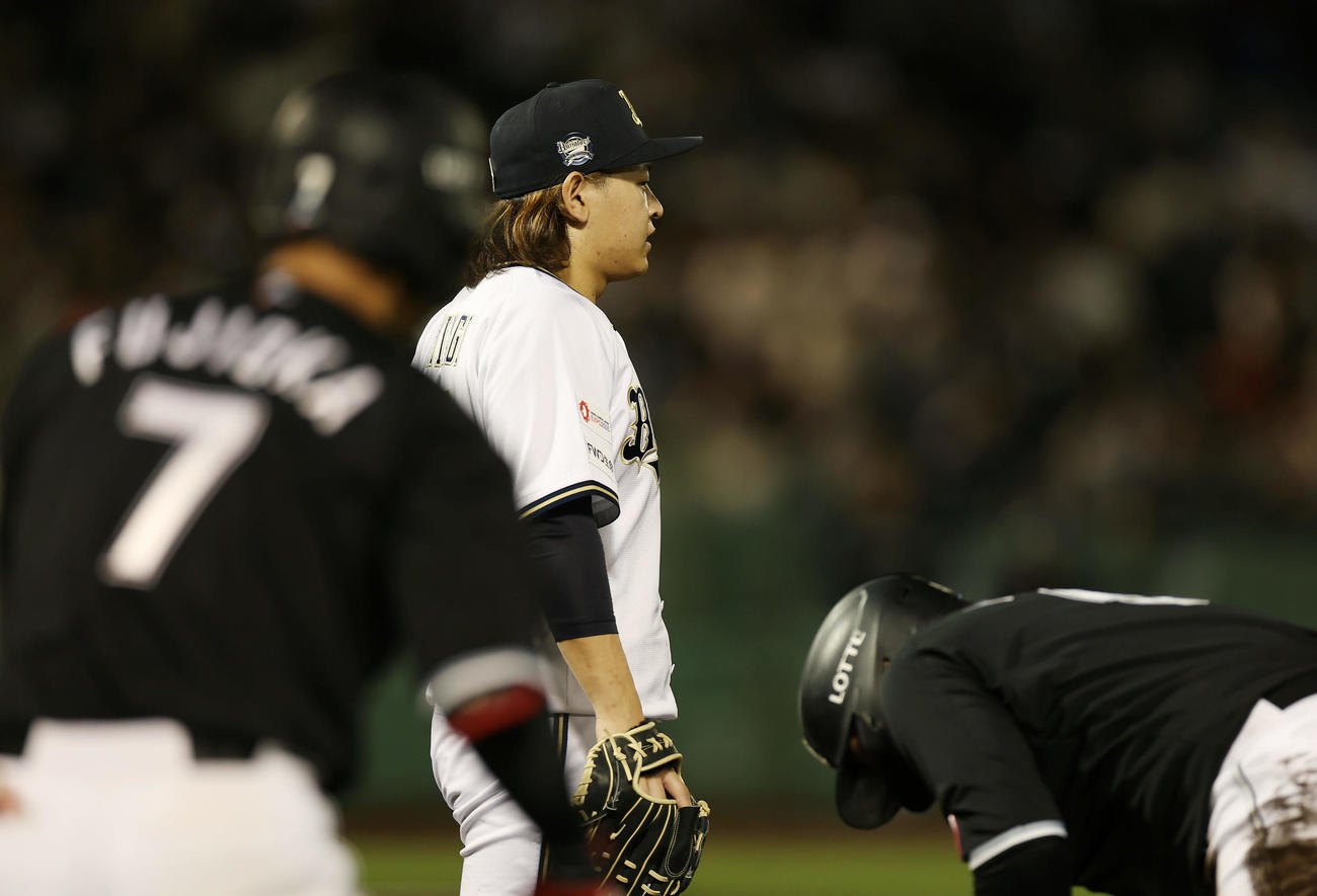 オリックス対ロッテ　5回表ロッテ2死一塁、荻野に先制適時二塁打を浴びた宮城（中央）（撮影・前田充）