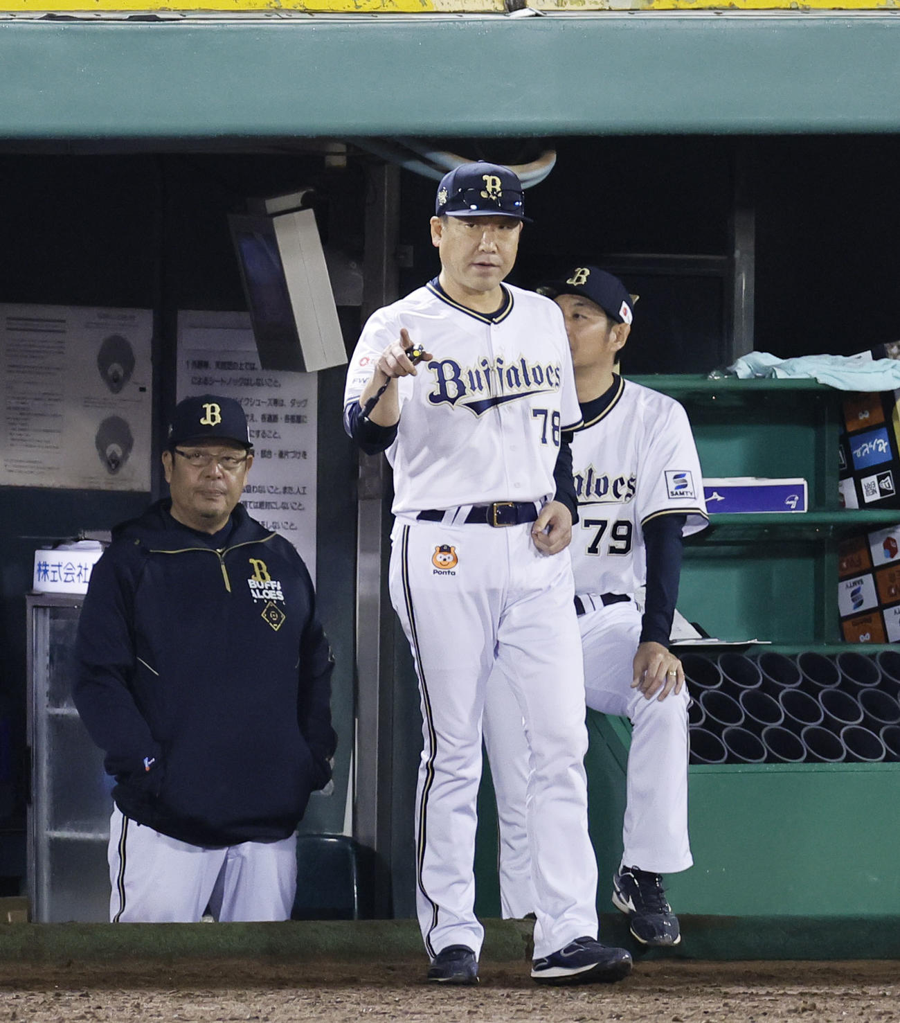 オリックス対ロッテ　8回裏オリックス1死一塁、代走を告げるオリックス中嶋監督（撮影・藤尾明華）