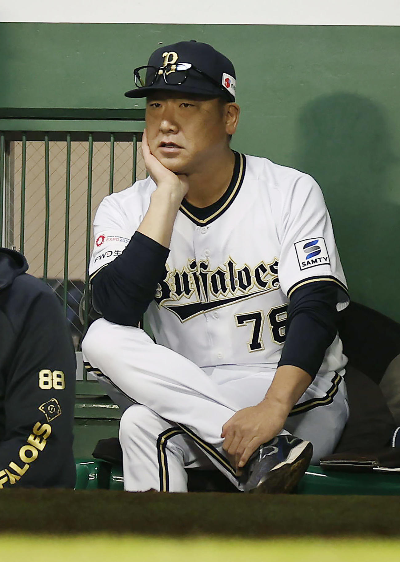 オリックス対ロッテ　7回表、厳しい表情で試合を見守るオリックス中嶋監督（撮影・前田充）