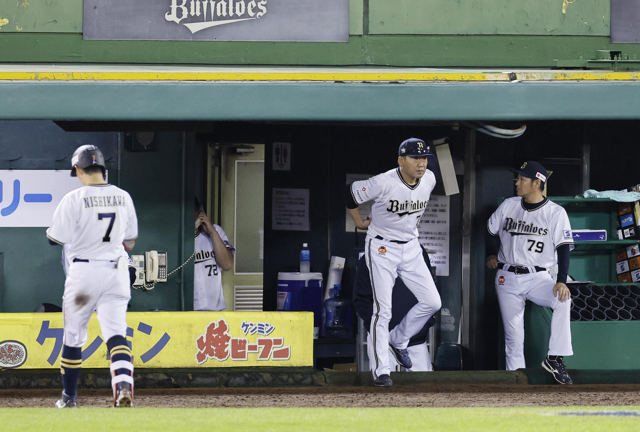 オリックス対ロッテ　8回裏オリックス1死一塁、選手交代を告げるためベンチを出るオリックス中嶋監督。左は左飛に倒れた西川（撮影・藤尾明華）