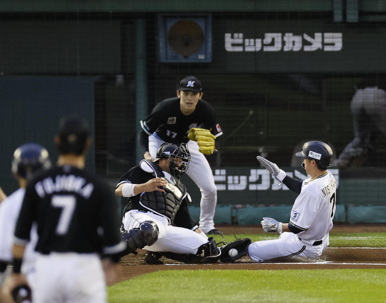 オリックス対ロッテ　1回裏オリックス無死一塁、森の左越え二塁打で生還を狙った西川はタッチアウト。捕手佐藤都。後方は佐々木（撮影・藤尾明華）