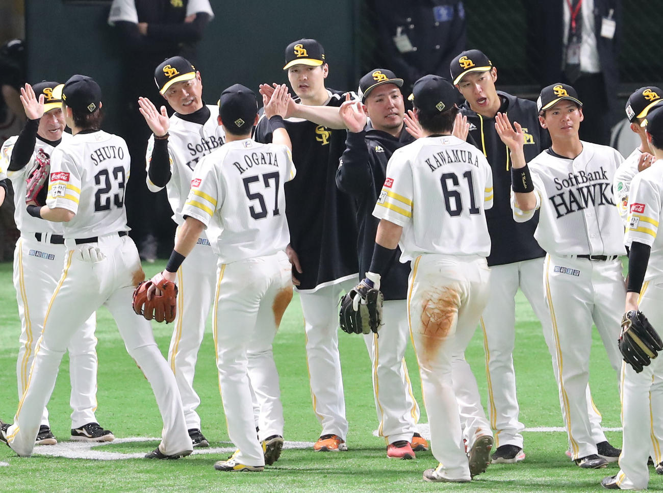 ソフトバンク対楽天　ナインをハイタッチで出迎える左から小久保監督、有原、山川、柳田（撮影・梅根麻紀）