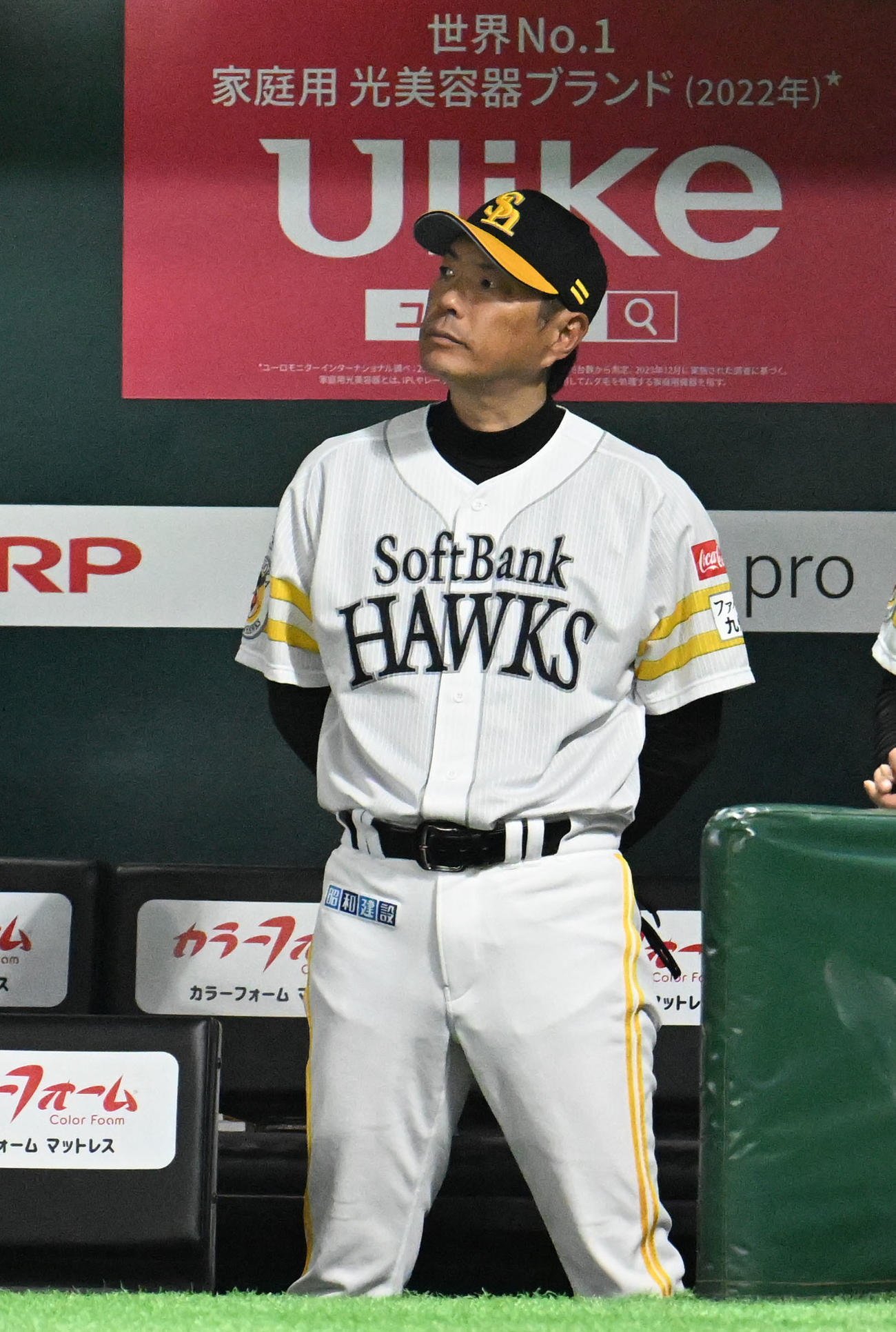 ソフトバンク対楽天　4回裏ソフトバンク無死、試合を見守る小久保監督（撮影・林敢治）