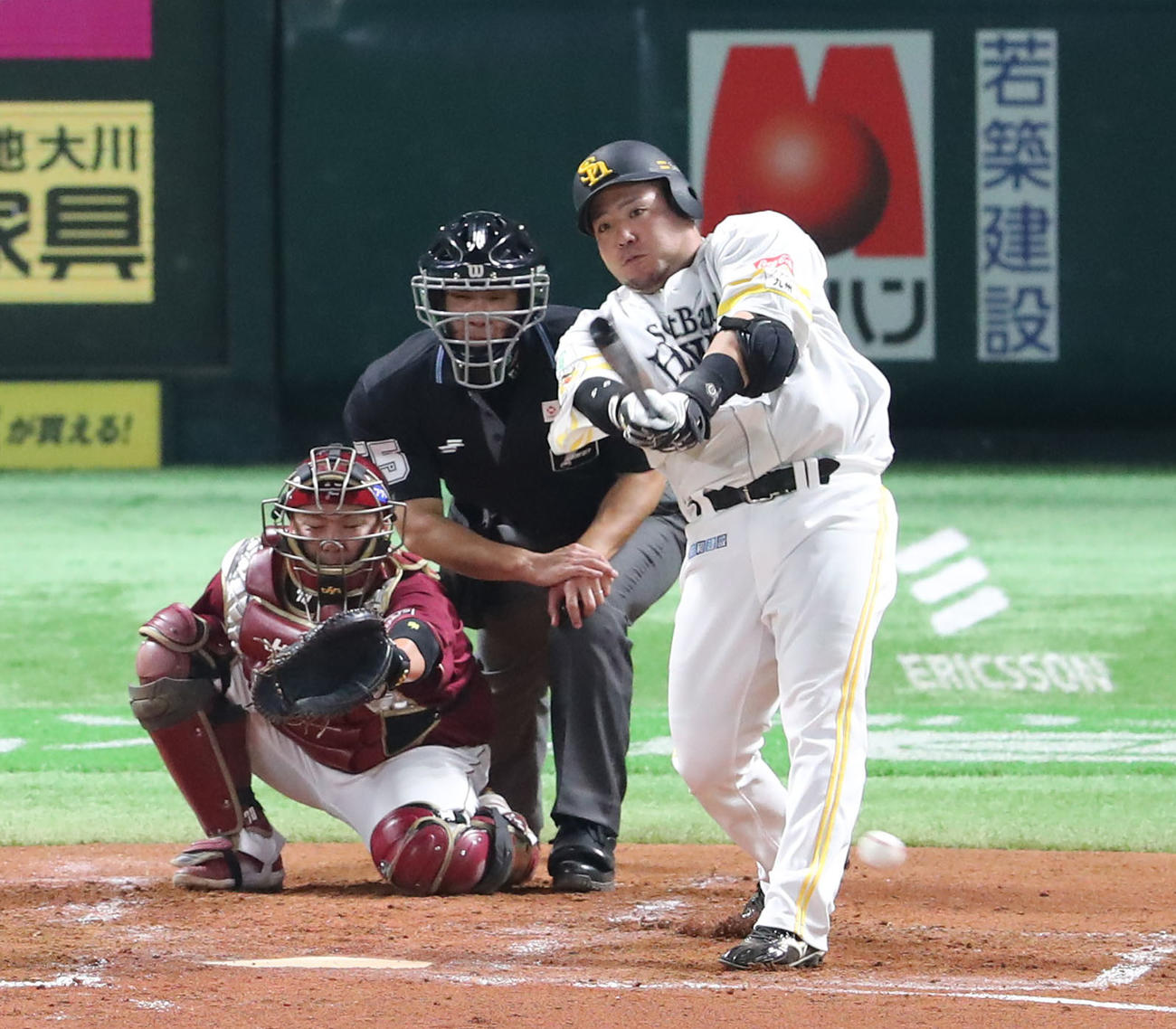 ソフトバンク対楽天　3回裏ソフトバンク2死、山川は左前安打を放つ（撮影・梅根麻紀）