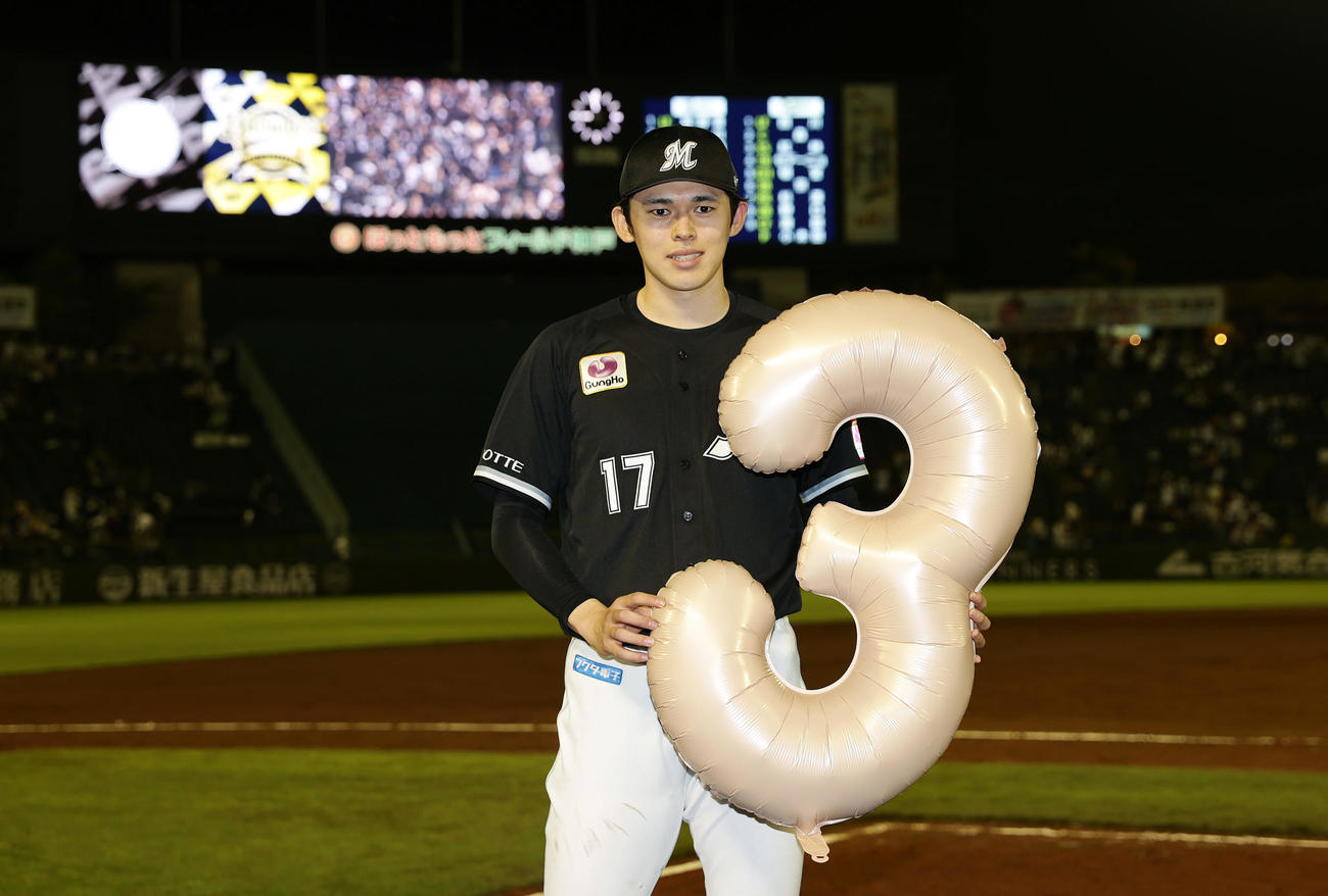 オリックス対ロッテ　オリックスに勝利し、3勝目を挙げたロッテ佐々木（撮影・前田充）
