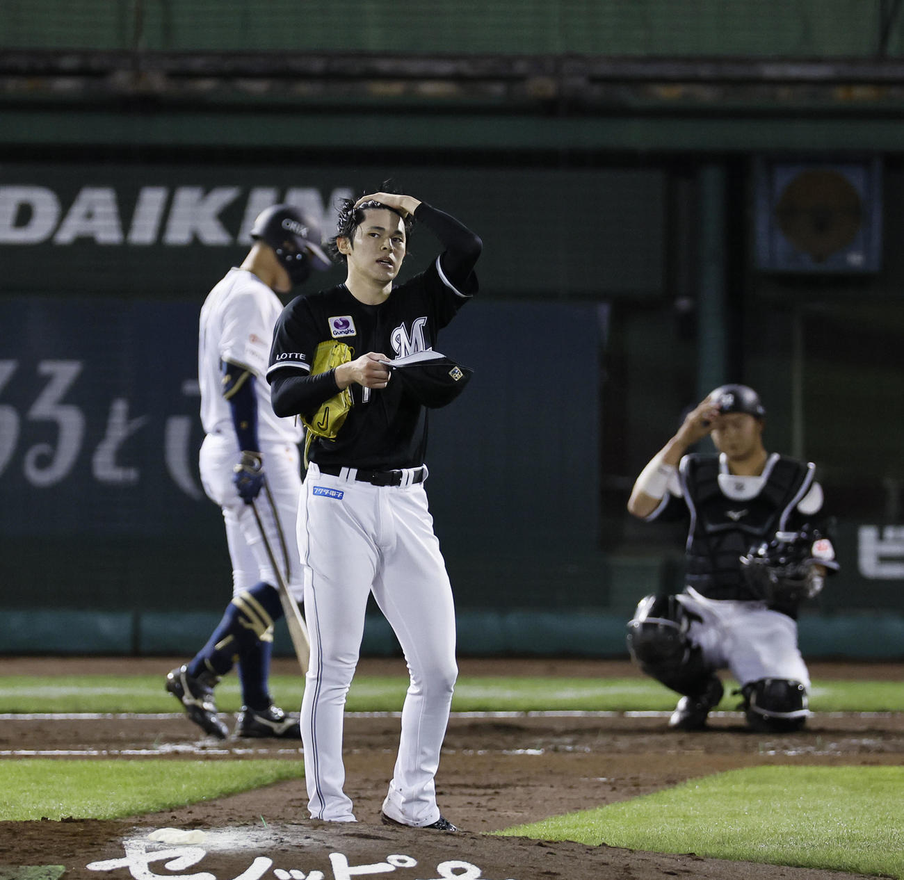 オリックス対ロッテ　7回裏オリックス2死、帽子をかぶりなおす佐々木（撮影・藤尾明華）