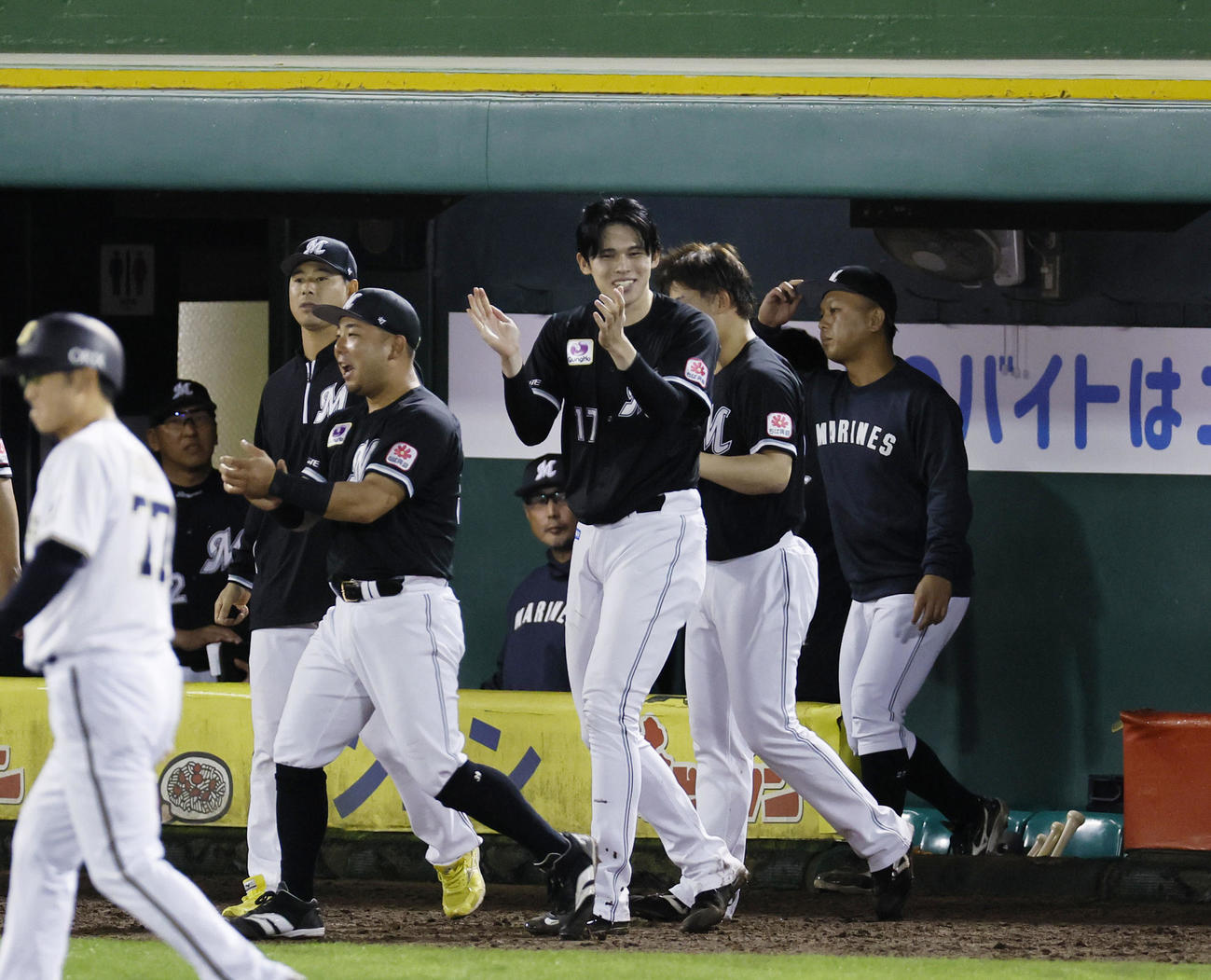オリックス対ロッテ　8回裏オリックス攻撃終了、ピンチをしのいだナインを手をたたいて出迎えるロッテ佐々木（中央（撮影・藤尾明華）