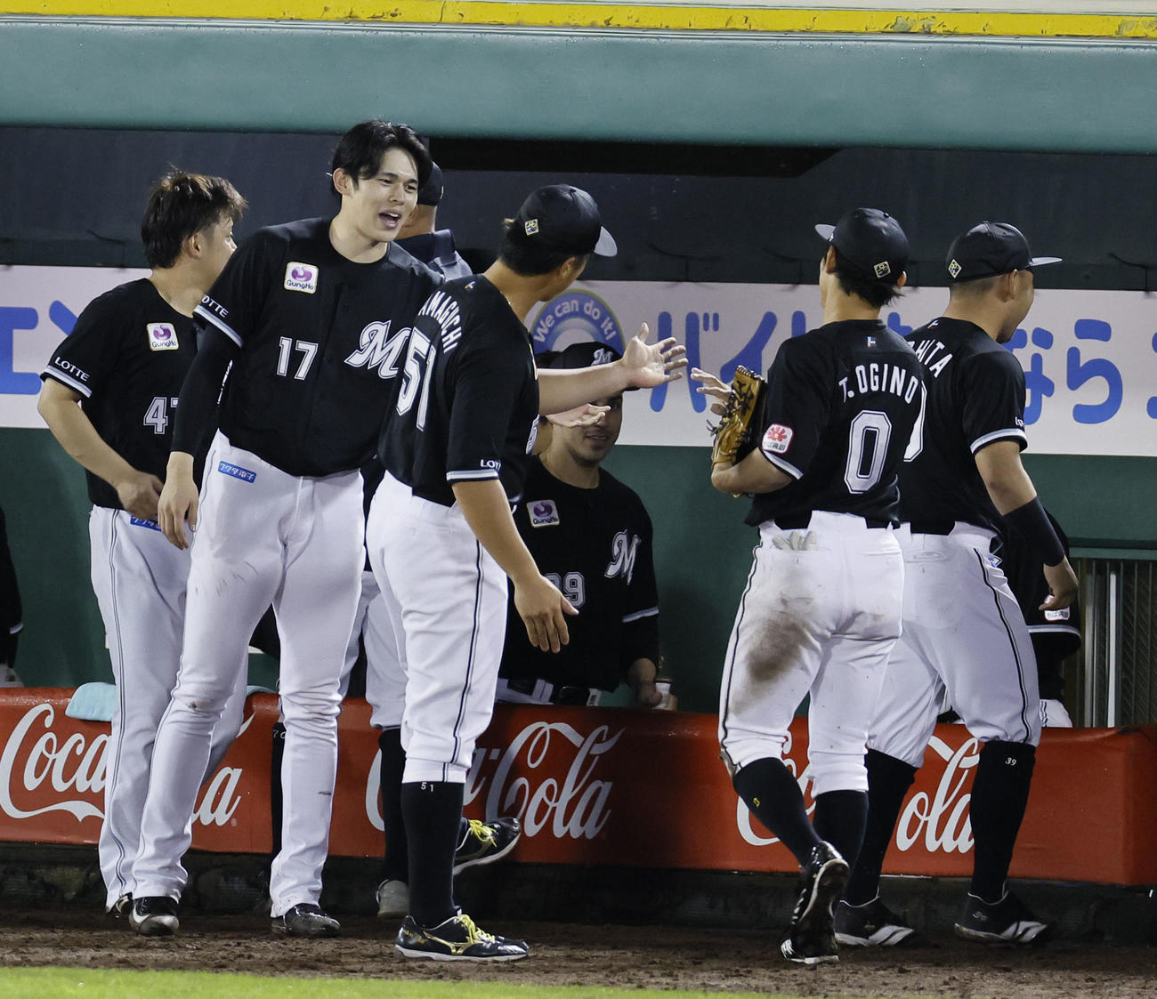 オリックス対ロッテ　8回裏を終え、荻野貴司らを出迎えるロッテ佐々木（左から2人目）（撮影・藤尾明華）