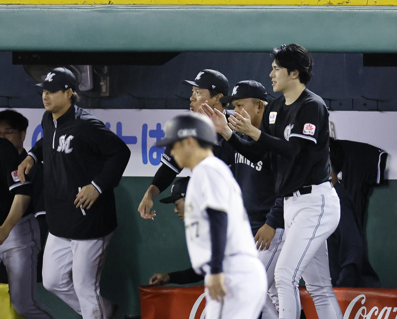 オリックス対ロッテ　オリックスに勝利し、手をたたきながらベンチを出るロッテ佐々木（右端）（撮影・藤尾明華）