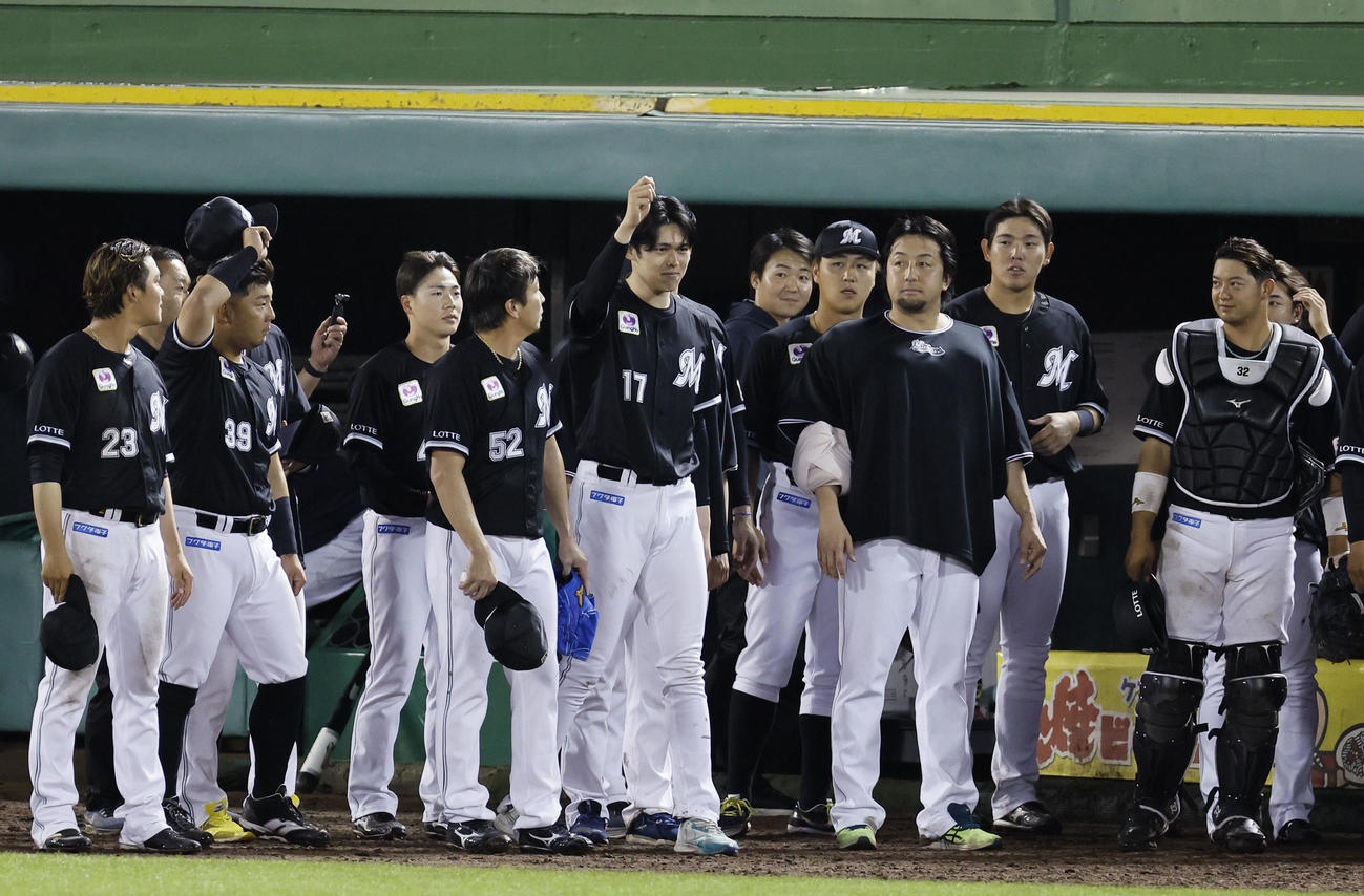 オリックス対ロッテ　オリックスに勝利し、ファンにあいさつする佐々木（中央）らロッテナイン（撮影・藤尾明華）