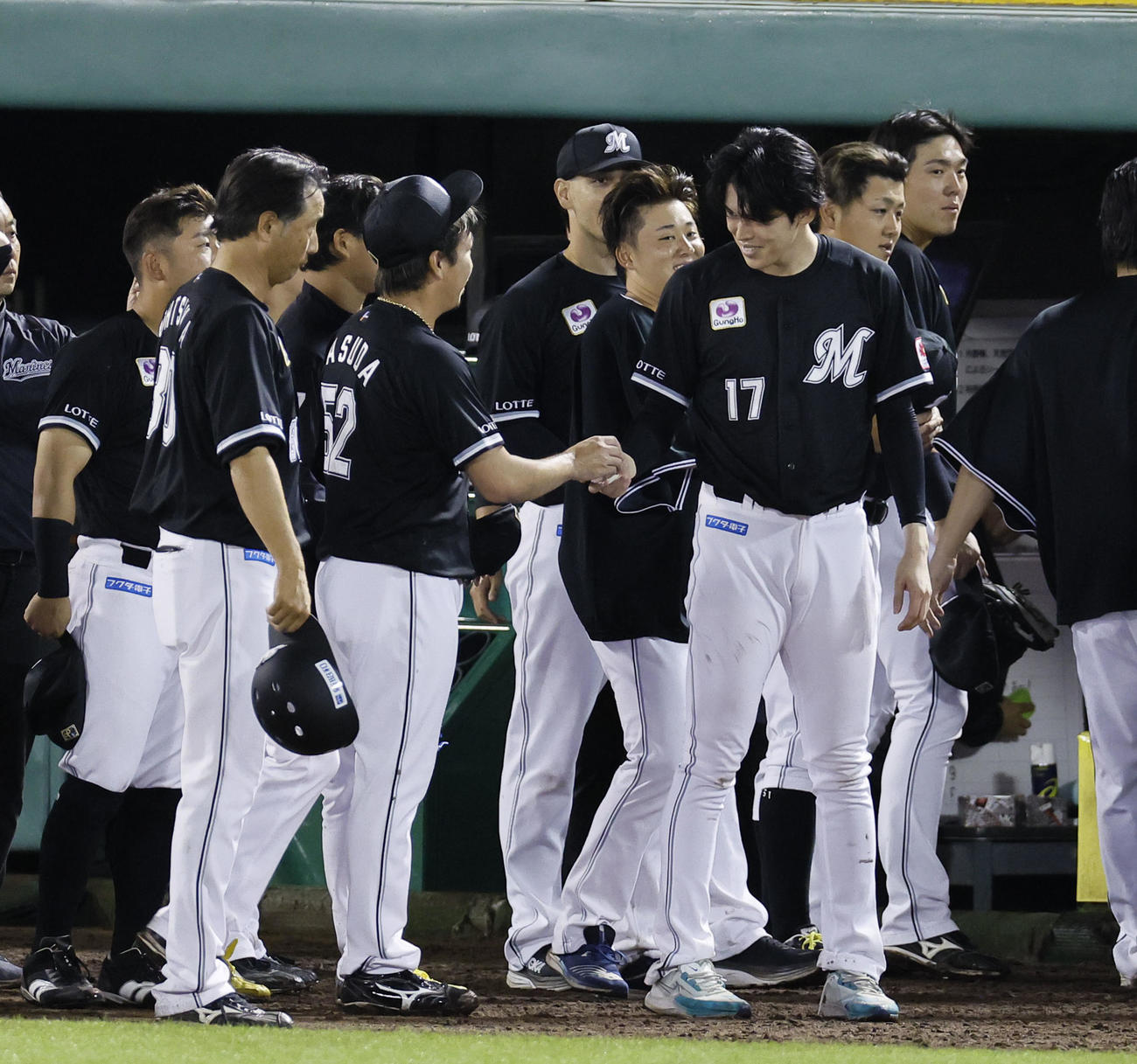 オリックス対ロッテ　オリックスに勝利し、益田からウィニングボールを受け取るロッテ佐々木（中央右）（撮影・藤尾明華）