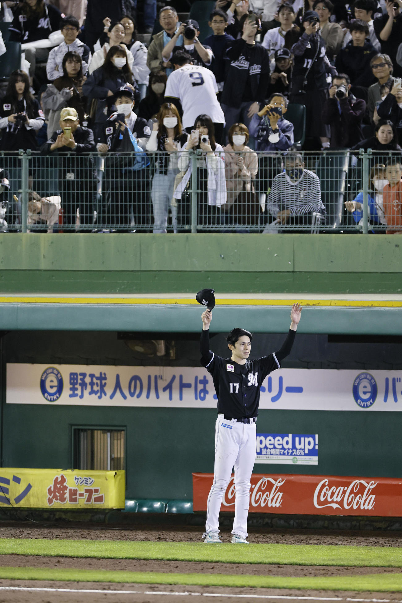 オリックス対ロッテ　オリックスに勝利し、ファンの声援に応えるロッテ佐々木（撮影・藤尾明華）