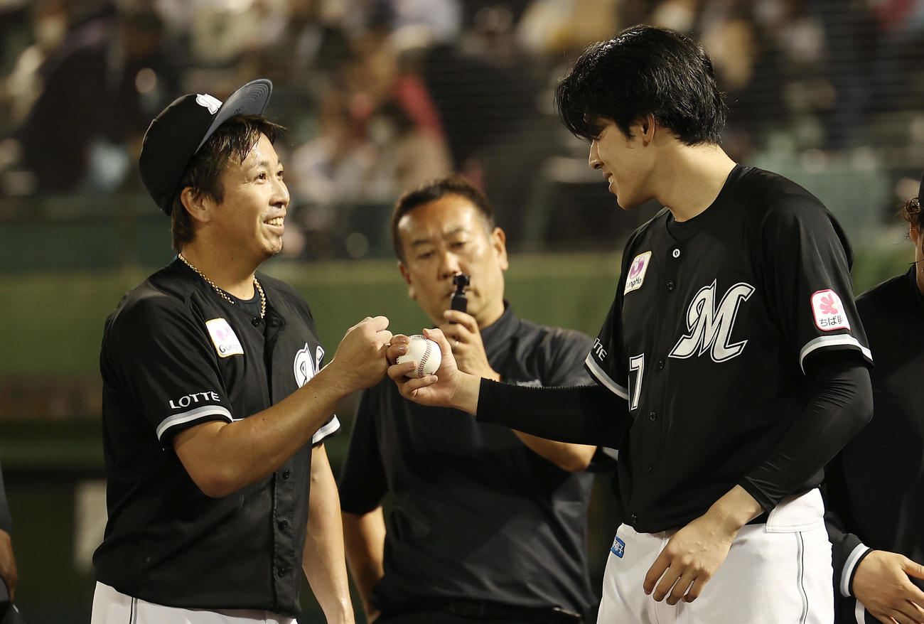 オリックス対ロッテ　オリックスに勝利し、ロッテ益田（左）から勝利球を受け取りグータッチを交わす佐々木（撮影・前田充）