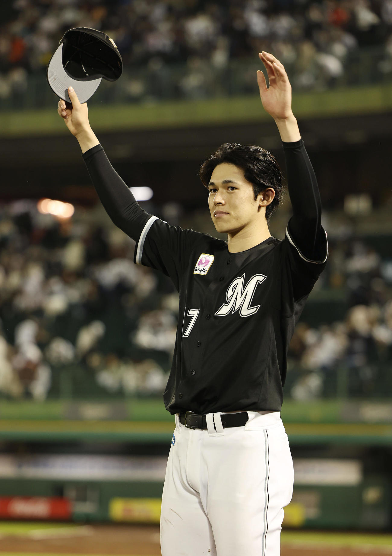 オリックス対ロッテ　オリックスに勝利し、スタンドのファンの声援に応えるロッテ佐々木（撮影・前田充）