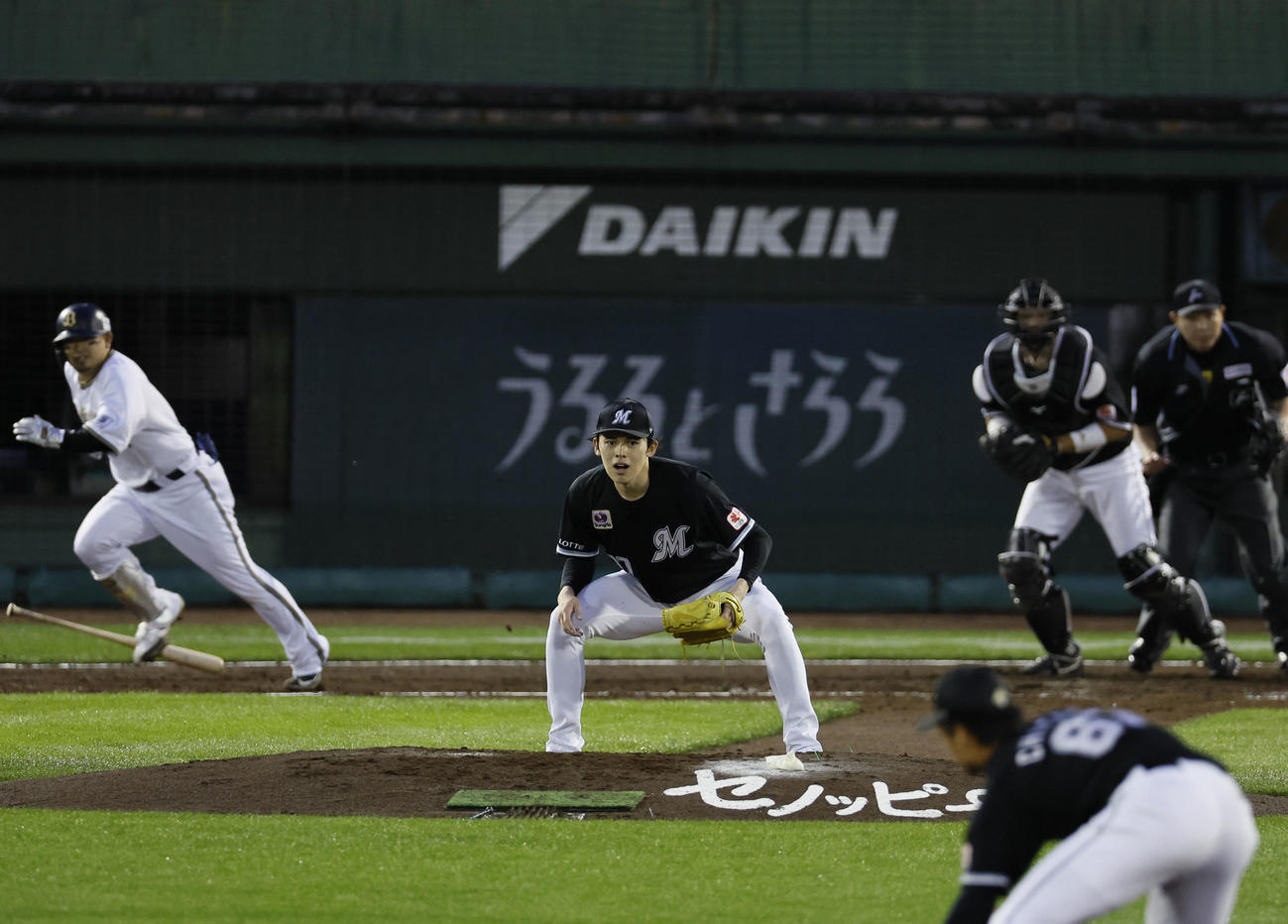 オリックス対ロッテ　3回裏オリックス1死一塁、森（左）を遊ゴロ併殺に打ち取った佐々木（撮影・藤尾明華）