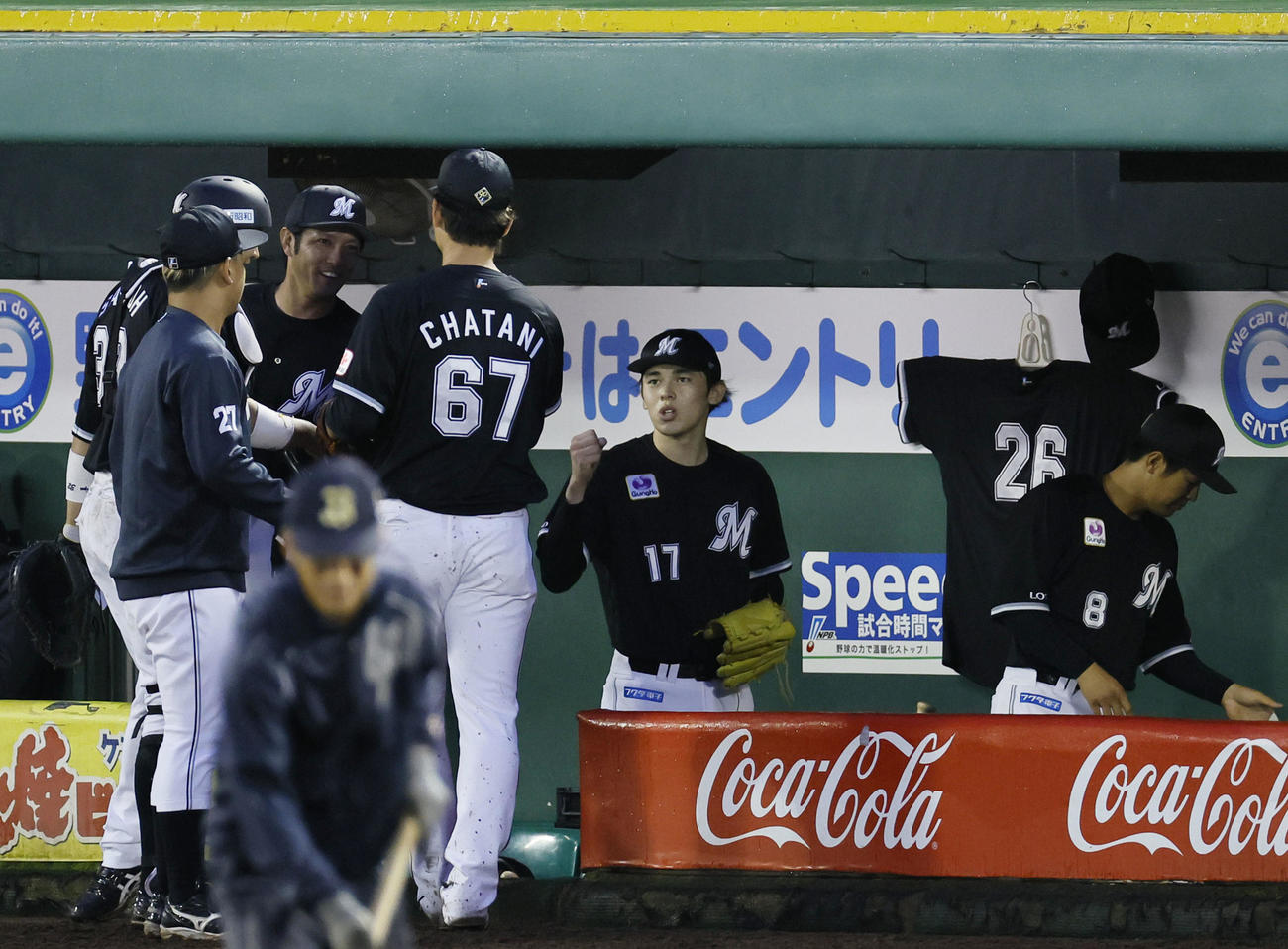オリックス対ロッテ　3回を終え、ベンチでナインとグータッチを交わす佐々木（中央）（撮影・藤尾明華）