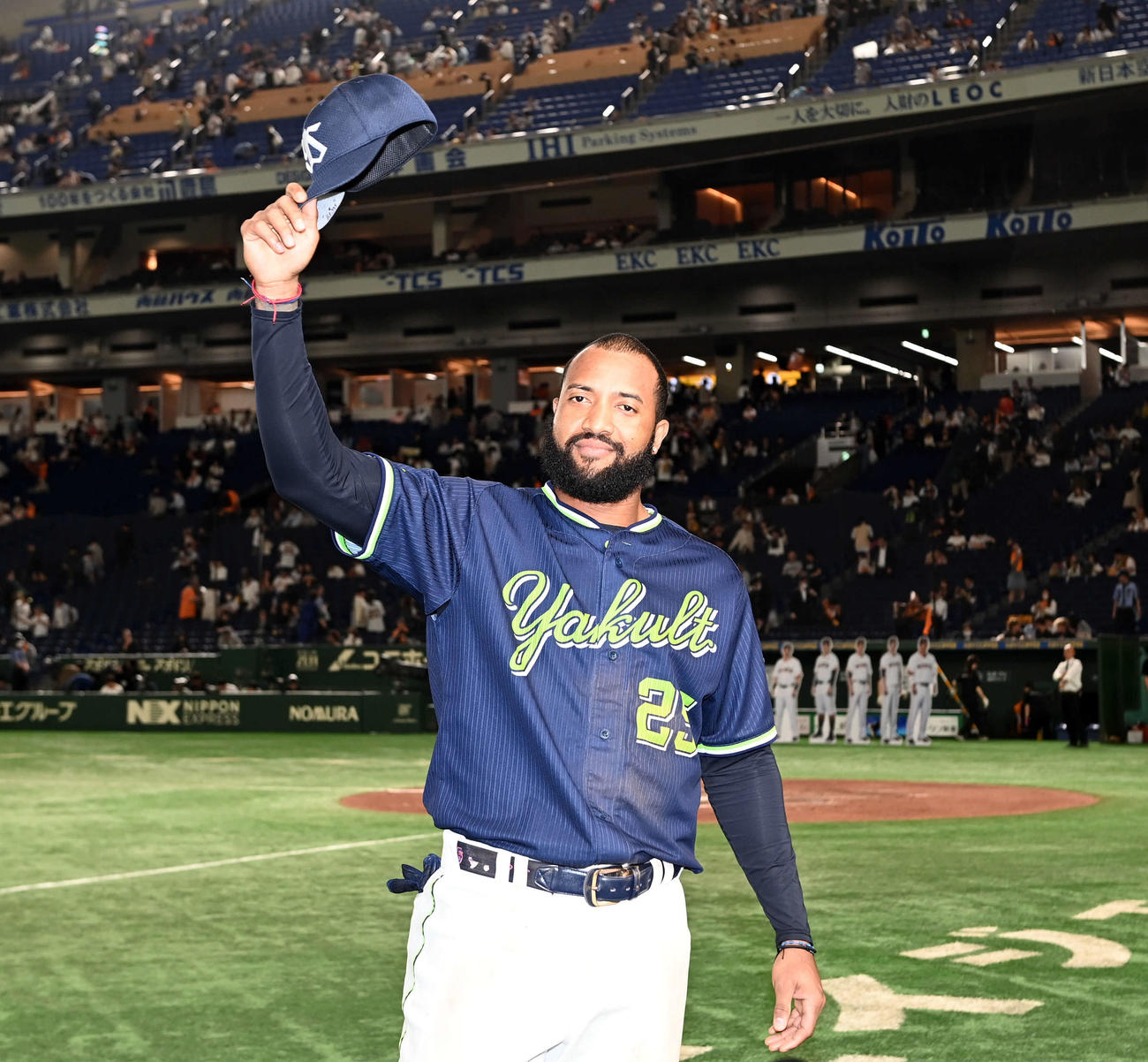 巨人対ヤクルト　巨人に勝利しファンの声援に応えるヤクルトのサンタナ（撮影・たえ見朱実）